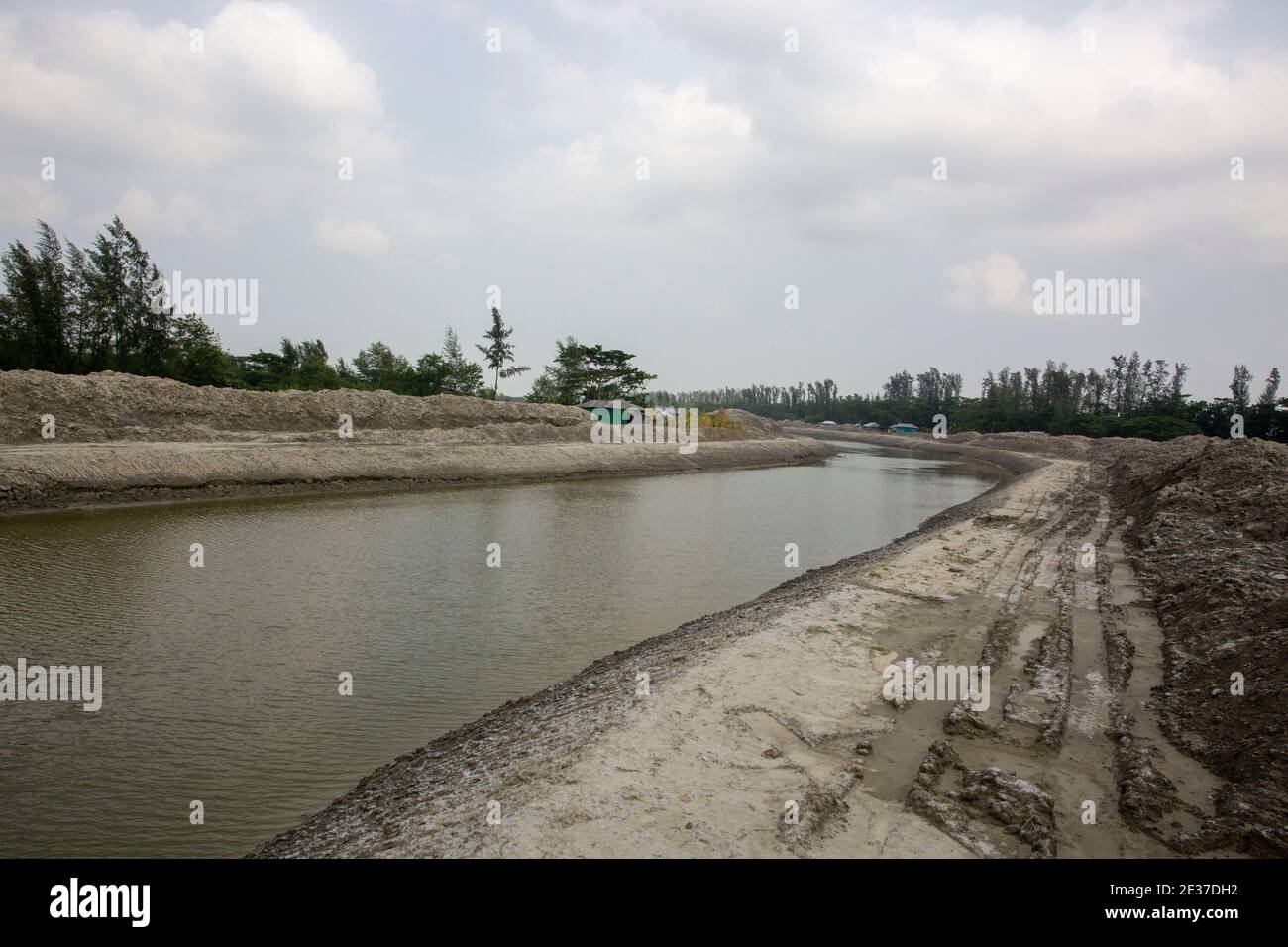 Scavare e migliorare i canali da Bangladesh Water Development Board a Noakhali, Bangladesh Foto Stock