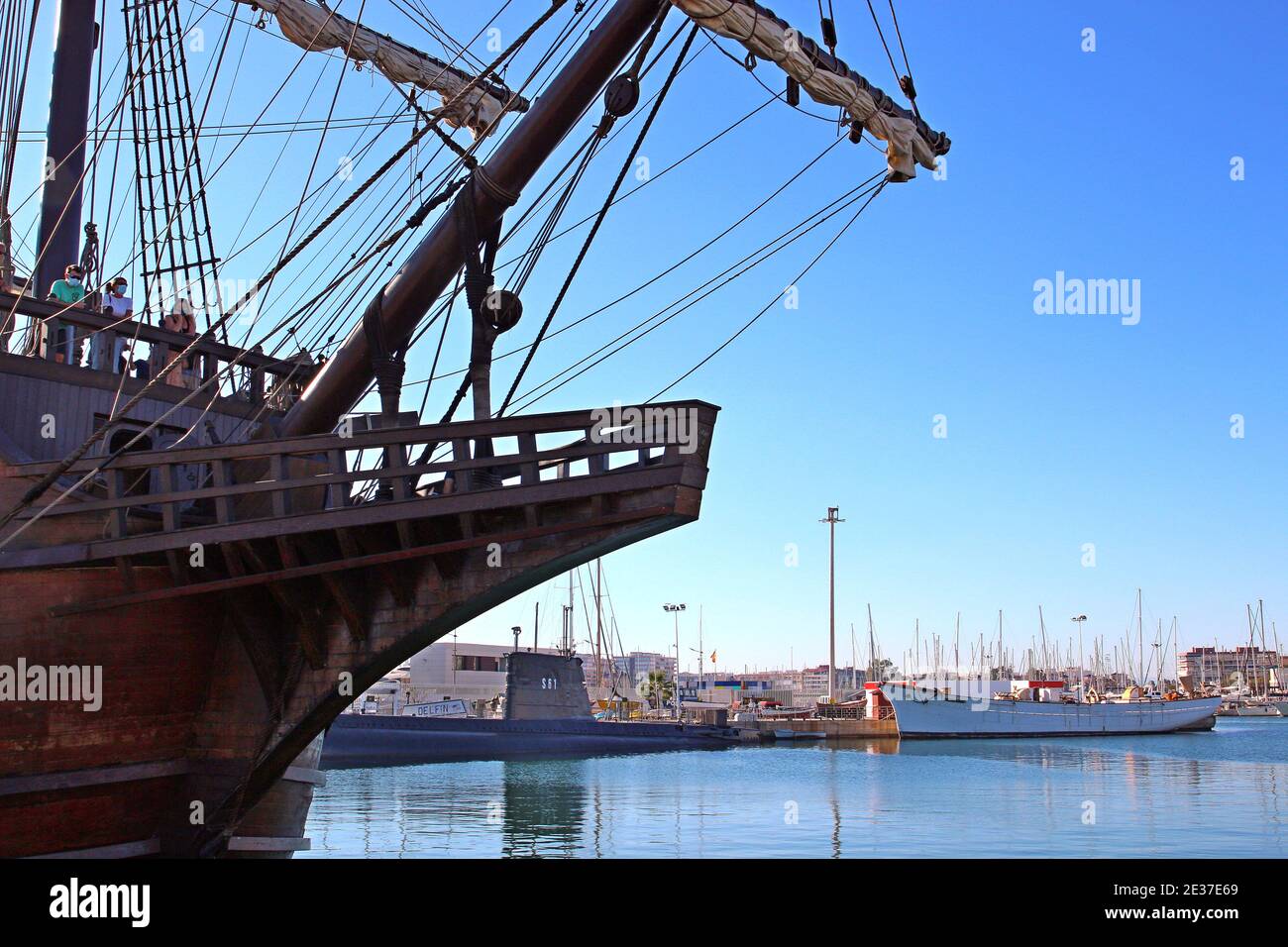 Tre anni di storia marittima. In primo piano El Galeon, una replica completa di una nave del 17 ° secolo. Dietro un sottomarino e una goletta (senza alberi). Foto Stock