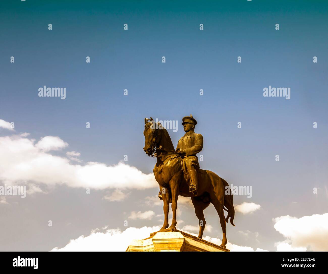 La statua di Ataturk e bandiere nazionali della Turchia moderna in Ulo - Ankara, Turchia Foto Stock