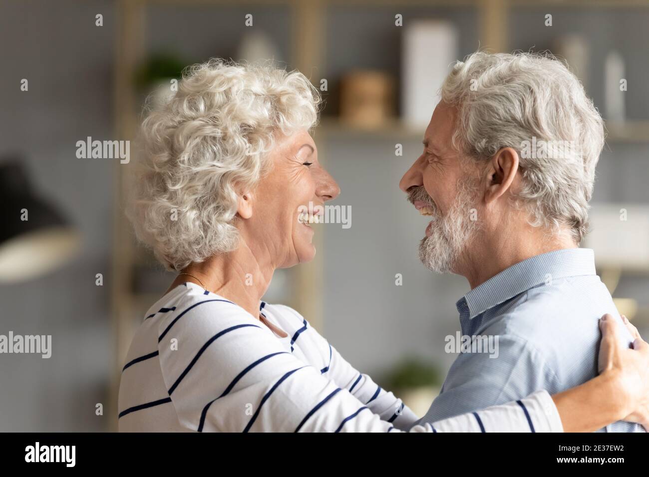 Sorridente vecchia coppia di famiglia matura che mostra dolci sentimenti teneri. Foto Stock