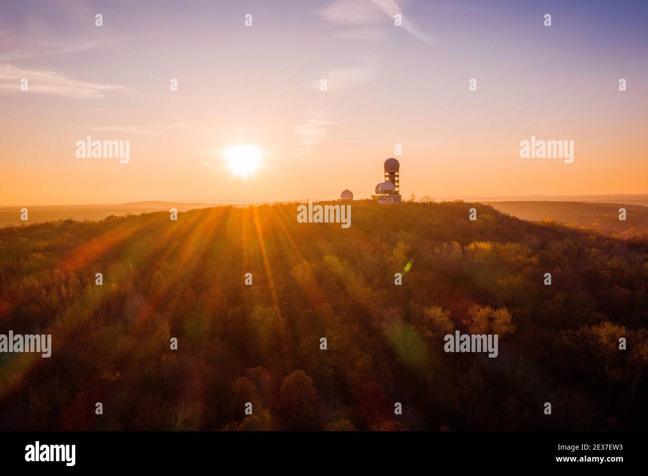 tramonto sopra la silhouette dell'ex stazione di sorveglianza a berlino Foto Stock