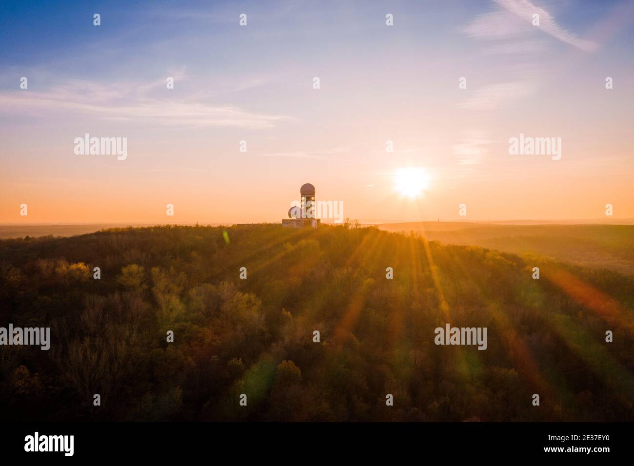 tramonto dietro la silhouette dell'ex stazione di sorveglianza a berlino Foto Stock