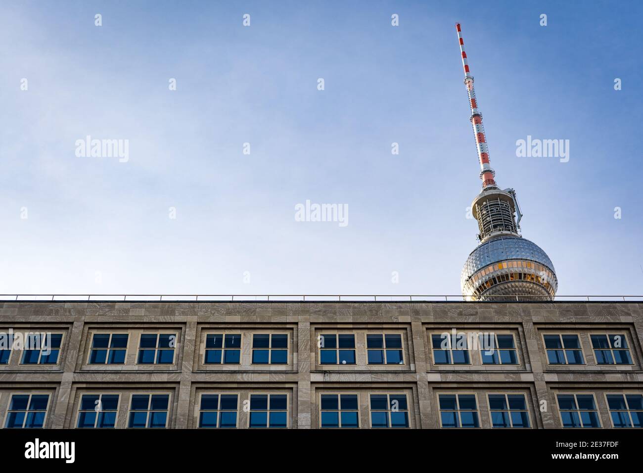 torre televisiva di berlino dietro l'edificio Foto Stock