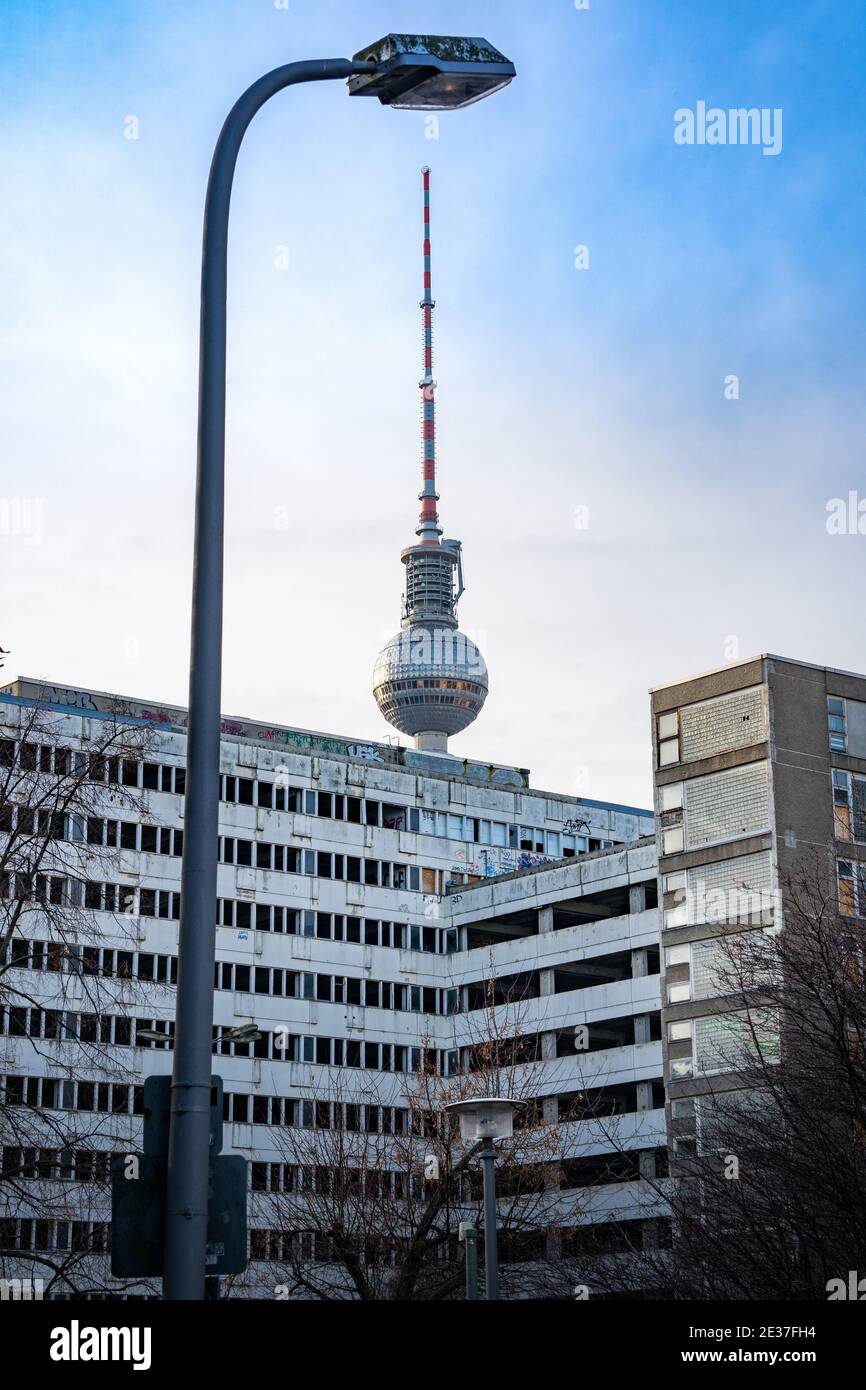 edificio abbandonato a berlino est con torre televisiva sullo sfondo Foto Stock