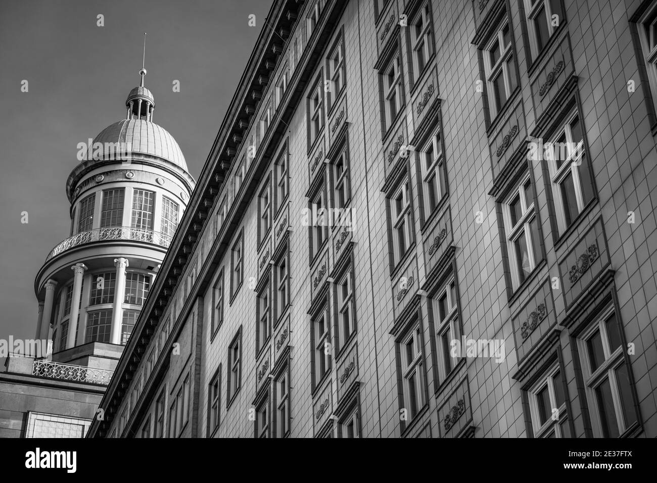 edificio sovietico a berlino vicino frankfurter tor in bianco nero Foto Stock