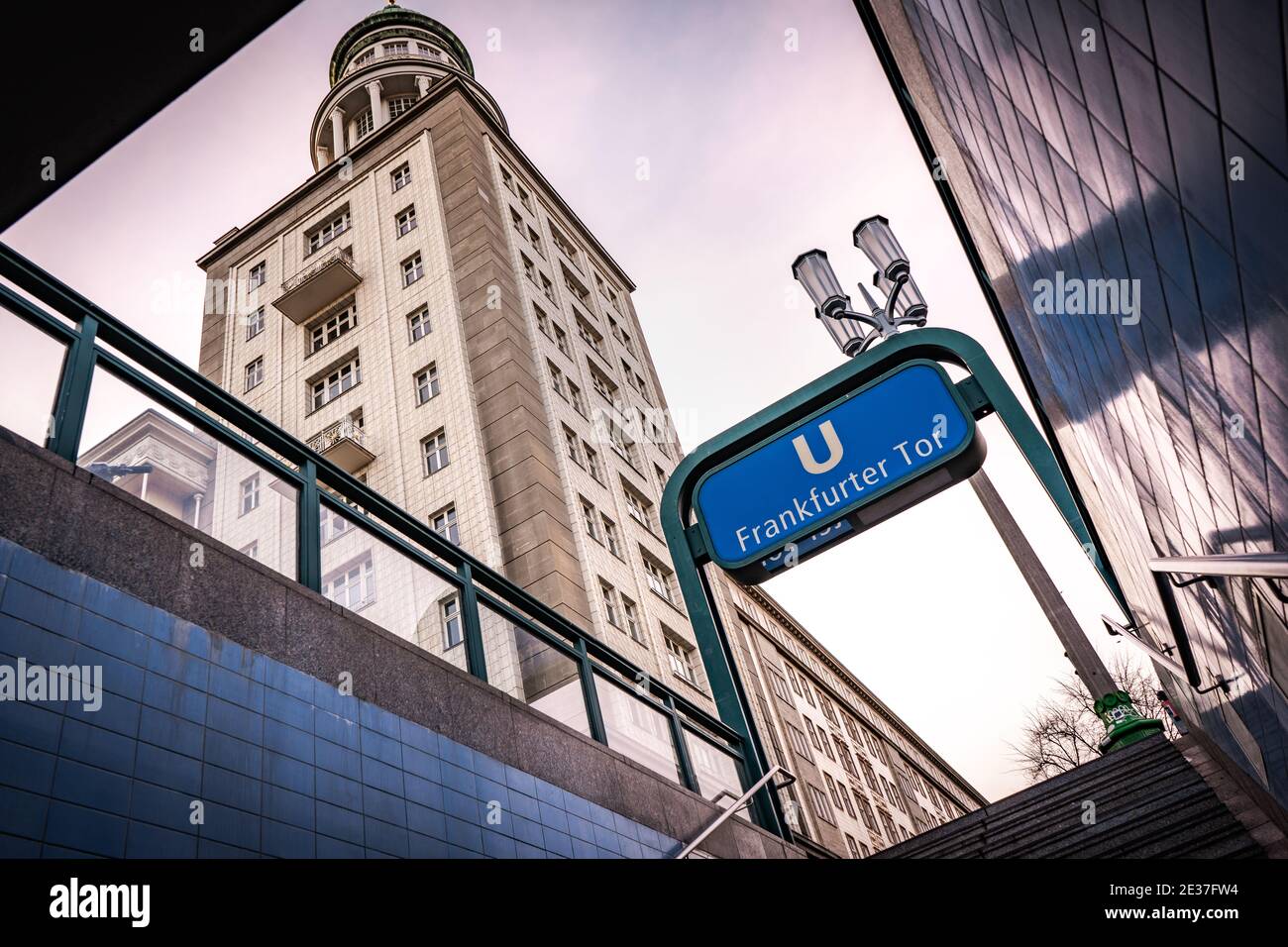 stazione della metropolitana frankfurter tor a berlino Foto Stock