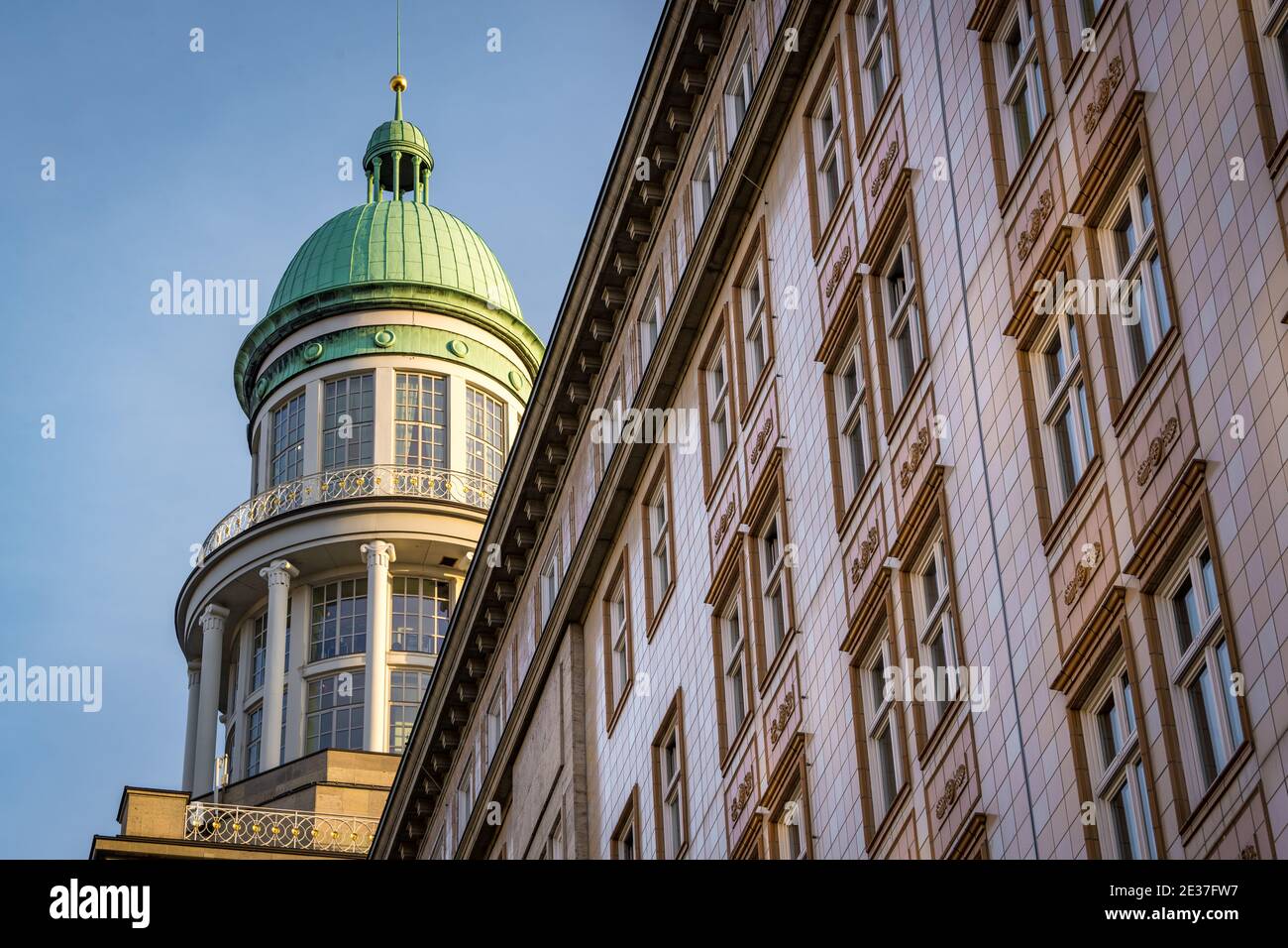 edificio sovietico a berlino vicino a frankfurter tor Foto Stock