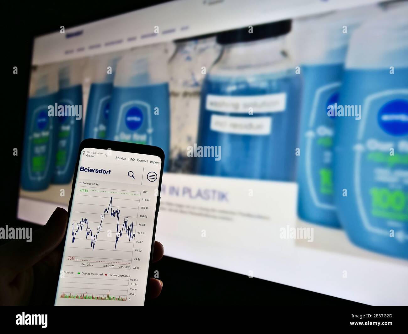 Persona holding smartphone con grafico dei prezzi azionari del produttore tedesco di prodotti per la cura della persona Beiersdorf AG. Concentrarsi sul centro dello schermo del telefono cellulare. Foto Stock