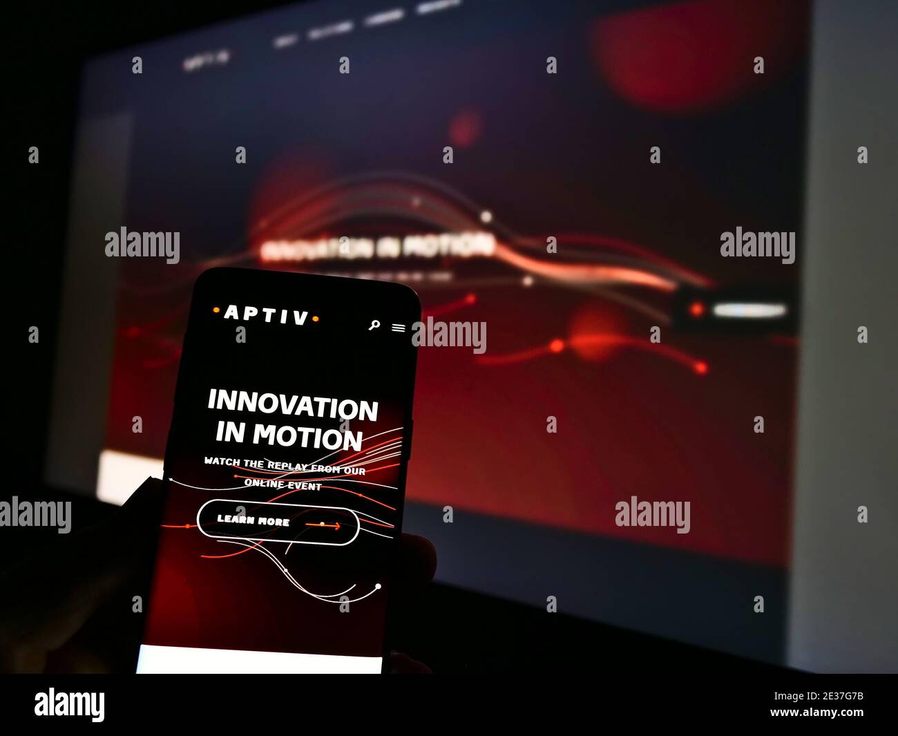 Telefono cellulare con sito web e slogan della società irlandese di ricambi per auto Aptiv plc visualizzato sullo schermo. Concentrarsi sul centro dello schermo dello smartphone. Foto Stock