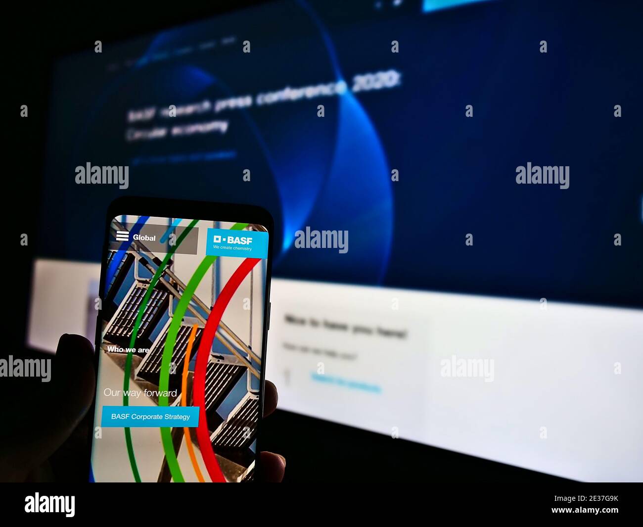 Cellulare con sito web della multinazionale tedesca BASF se attiva nel settore chimico in esposizione. Mettere a fuoco sulla parte superiore dello schermo dello smartphone. Foto Stock