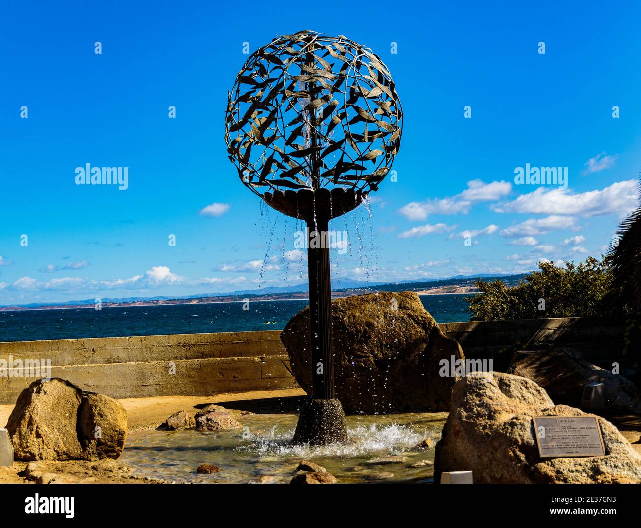 Monterey, California, 19 febbraio 2018: La storica Cannery Row, il Fisherman's Wharf e il porticciolo sono disseminati di monumenti e sculture. Foto Stock