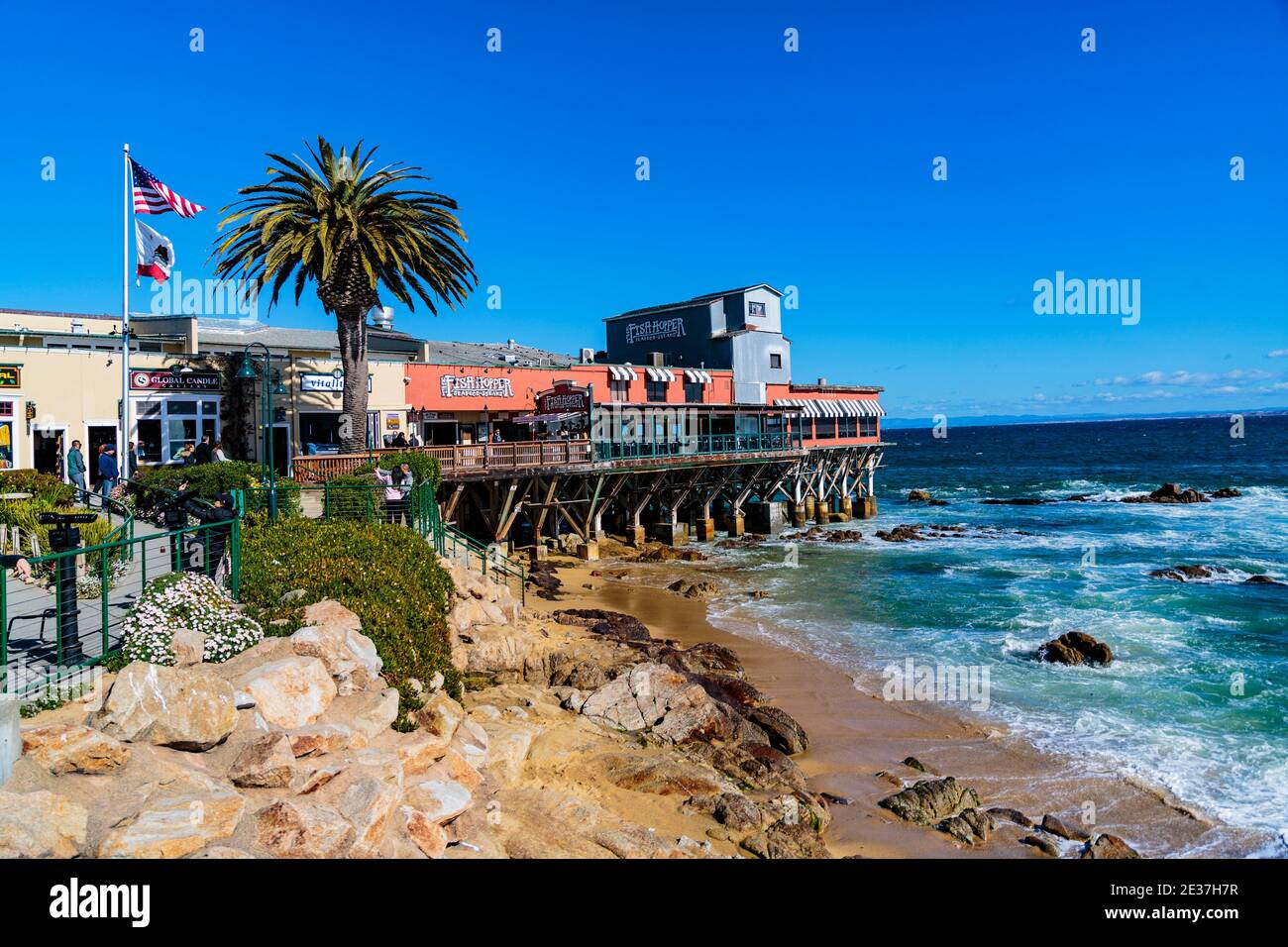 Monterey, California, 19 febbraio 2018: La storica Cannery Row, il Fisherman's Wharf e il porticciolo sono disseminati di monumenti e sculture. Foto Stock