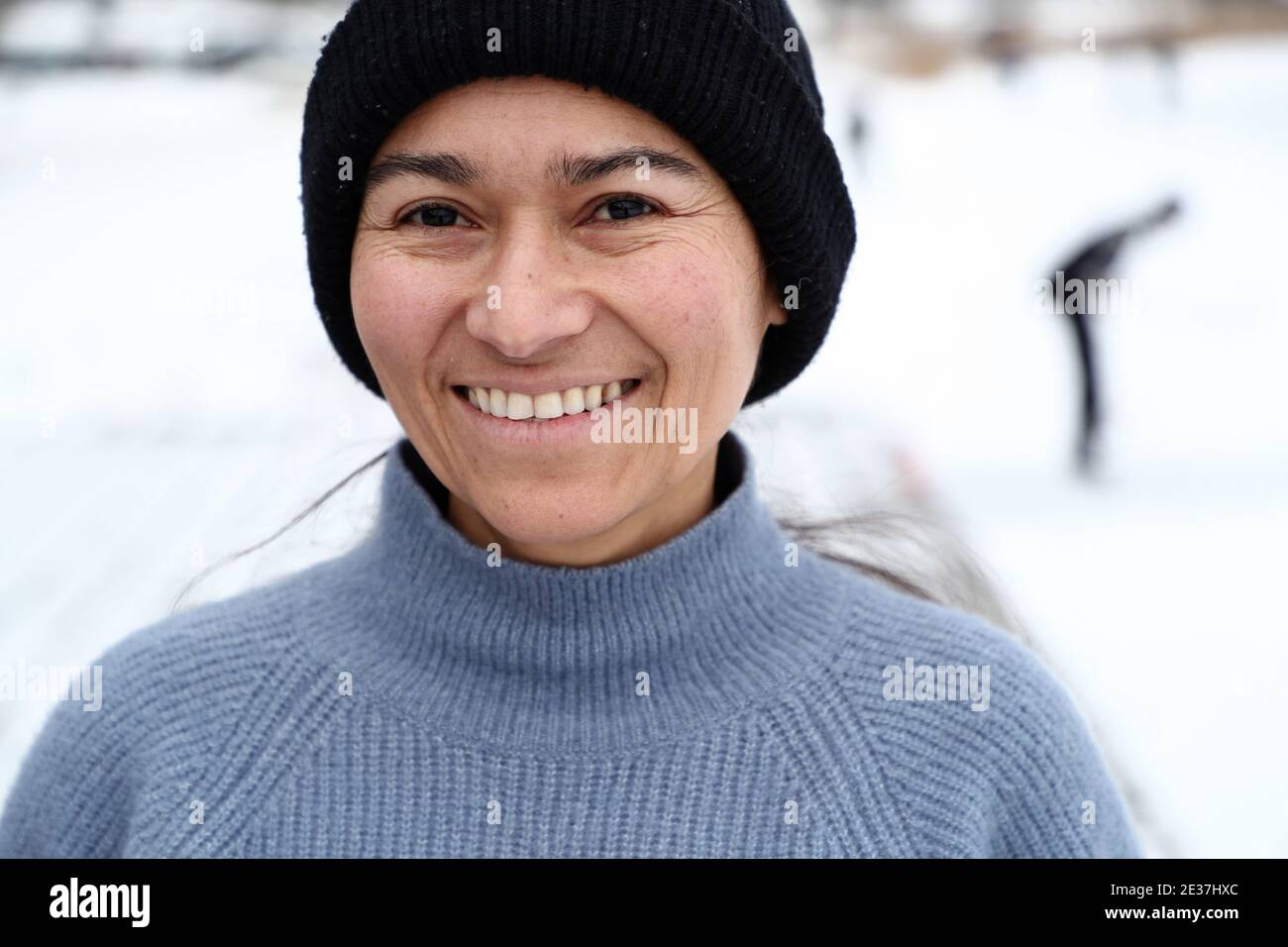 LJUNG, SVEZIA - 17 GENNAIO 2021:Domenica, molti hanno colto l'opportunità di utilizzare il ghiaccio per pattinare e impegnarsi in attività all'aperto durante questi travagliati tempi della corona. La foto: Claudia Gutiérrez ha iniziato il nuovo ristorante Claudia´s Gastrobar lungo il canale di Ljung. Foto Stock