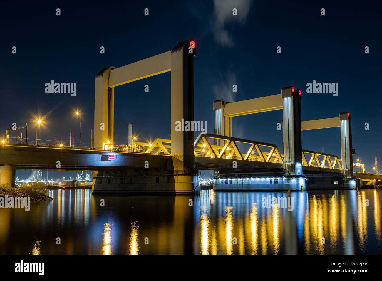 Ponte di Botlek di notte. Un moderno ponte verticale sul fiume Oude Maas ('Old Meuse') vicino a Rotterdam, Paesi Bassi. L'autostrada A15 e una ferrovia Foto Stock