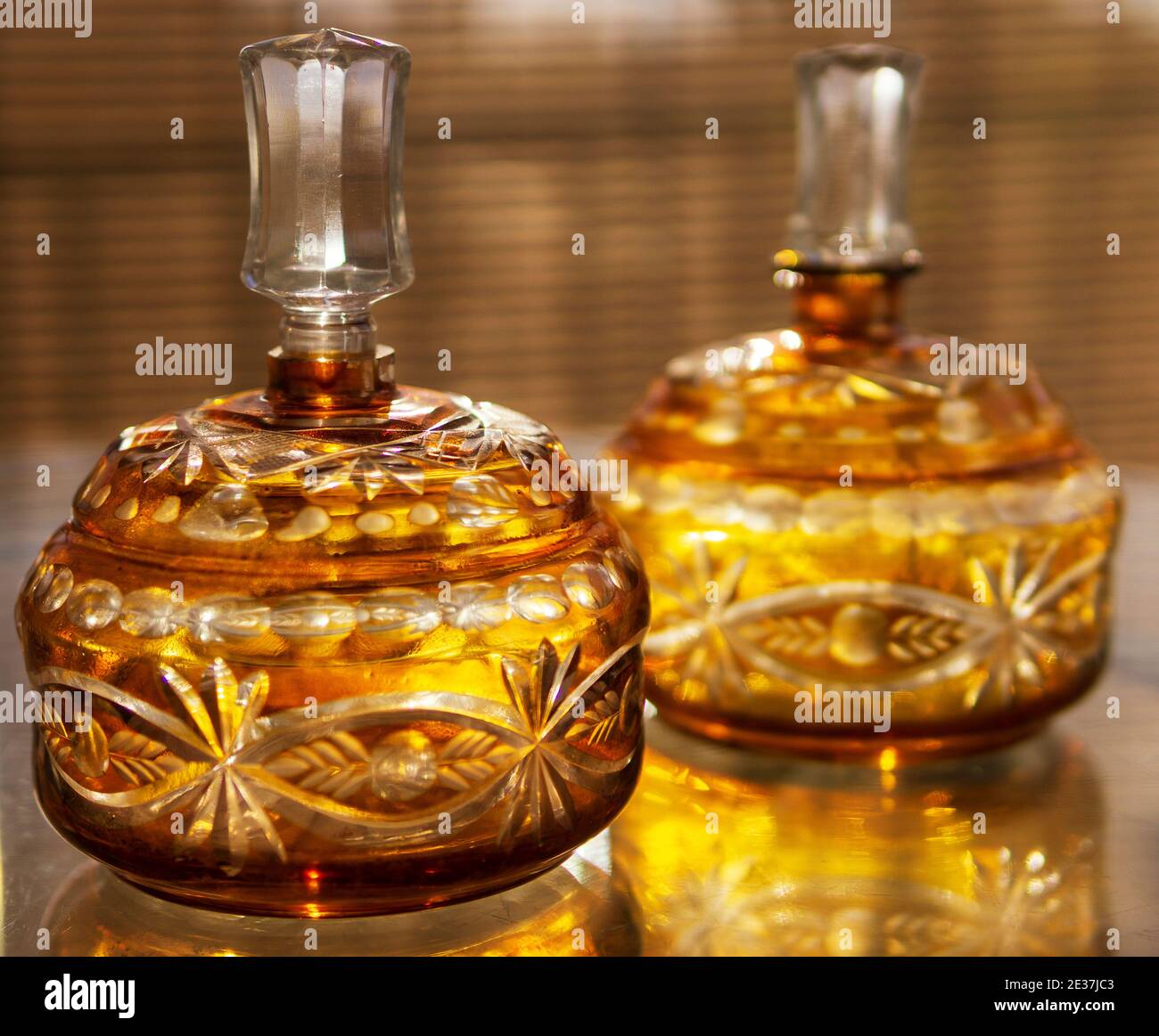 Bottiglia di profumo in vetro ambrato intagliato antico 1940's. Foto Stock