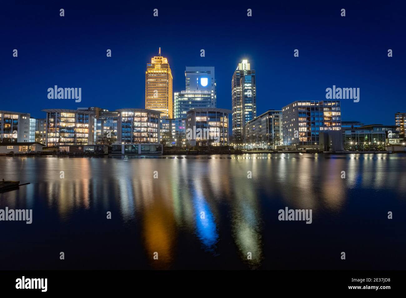 Amsterdam, PAESI BASSI - 09 gennaio 2021: Skyline notturno con le torri Rembrandt, Breitner e Mondriaan sul fiume Amstel ad Amsterdam. Foto Stock