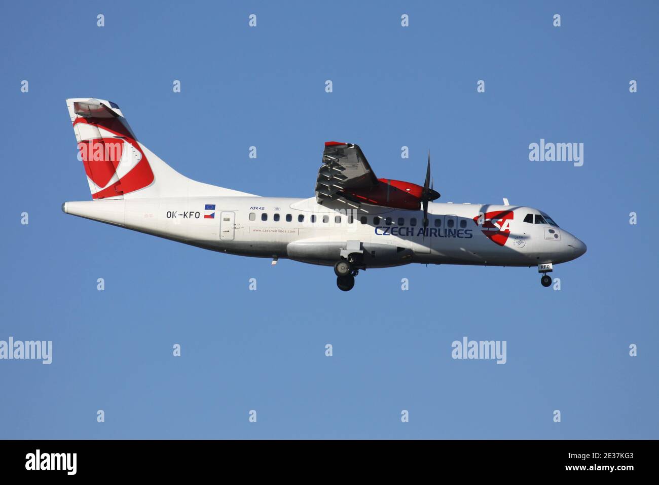 CSA Czech Airlines ATR 42 con registrazione OK-KFO su breve finale per la pista 05R dell'aeroporto di Dusseldorf. Foto Stock