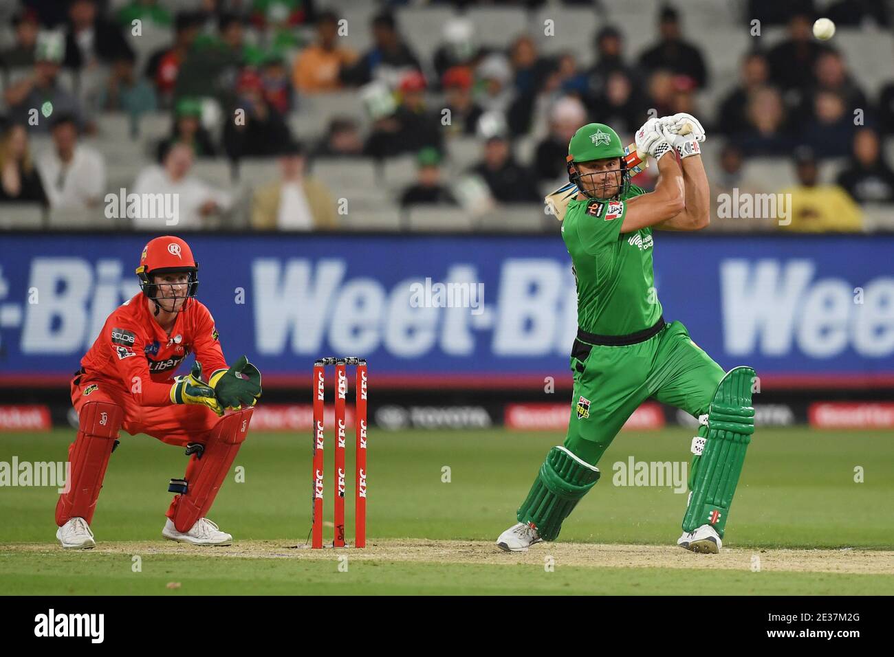 17 gennaio 2021; Melbourne Cricket Ground, Melbourne, Victoria, Australia; Big Bash League Cricket, Melbourne Stars contro Melbourne Renegades; Marcus Stoinis of the Stars colpisce il pallone attraverso il lato opposto Foto Stock