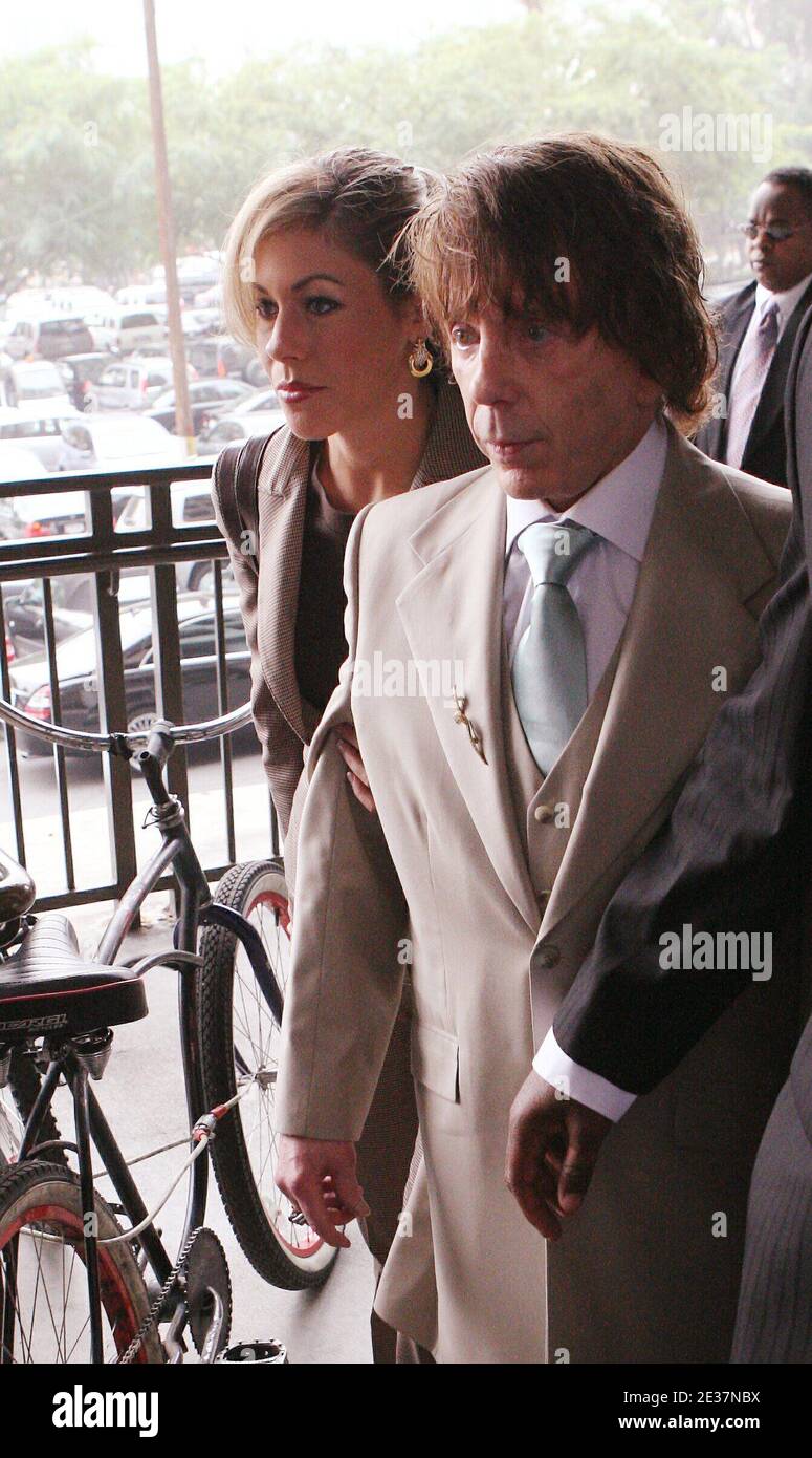 File photo datato 6/11/2007 di Phil Spector in arrivo al Centro di Giustizia penale di Foltz a Los Angeles in vista di un riassuntivo del presunto assassinio dell'attrice Lana Clarkson. Lo scrittore pop, produttore discografico e musicista è morto di cause naturali in ospedale, ha detto il Dipartimento di correzioni e riabilitazione della California. Foto Stock