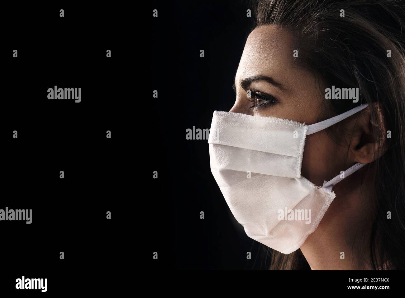 Ritratto closeup di una donna bruna che indossa una maschera igienica e riutilizzabile Foto Stock