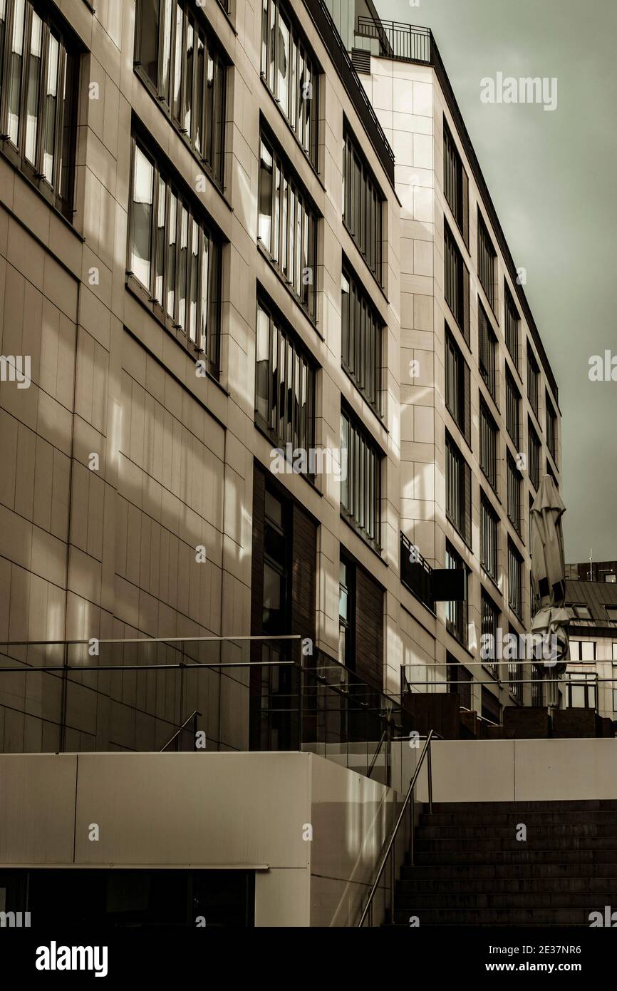Moderno edificio commerciale di vetro e pannelli di copertura metall fotografati ad angolo superiore. Foto Stock