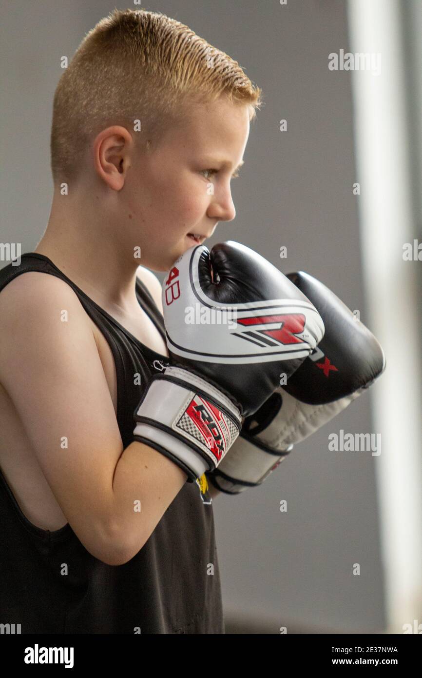 Boxer giovanile che si prepara per la battaglia nell'arena quadrata Foto Stock