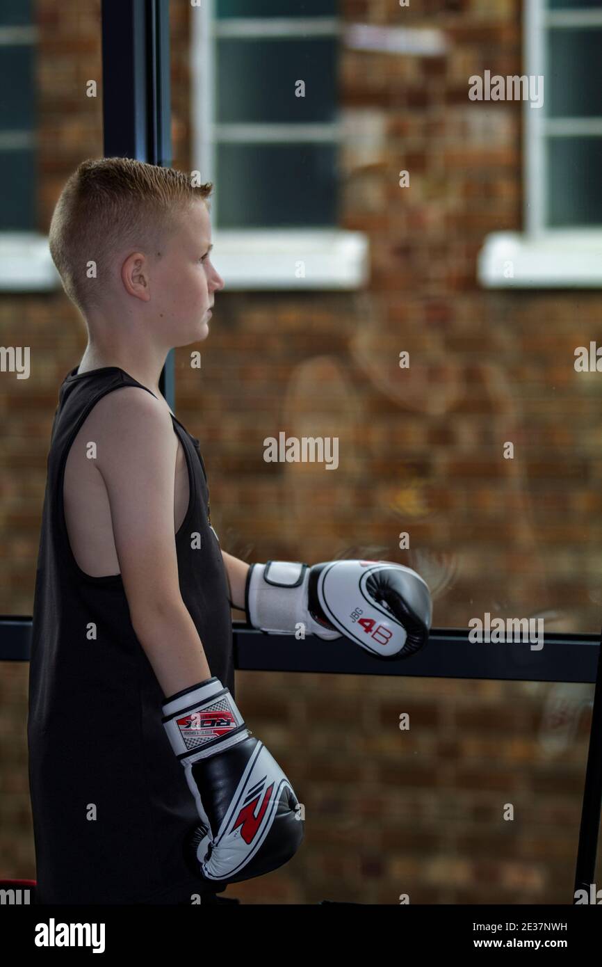 Boxer giovanile che si concentra durante la sua lezione di pugilato Foto Stock