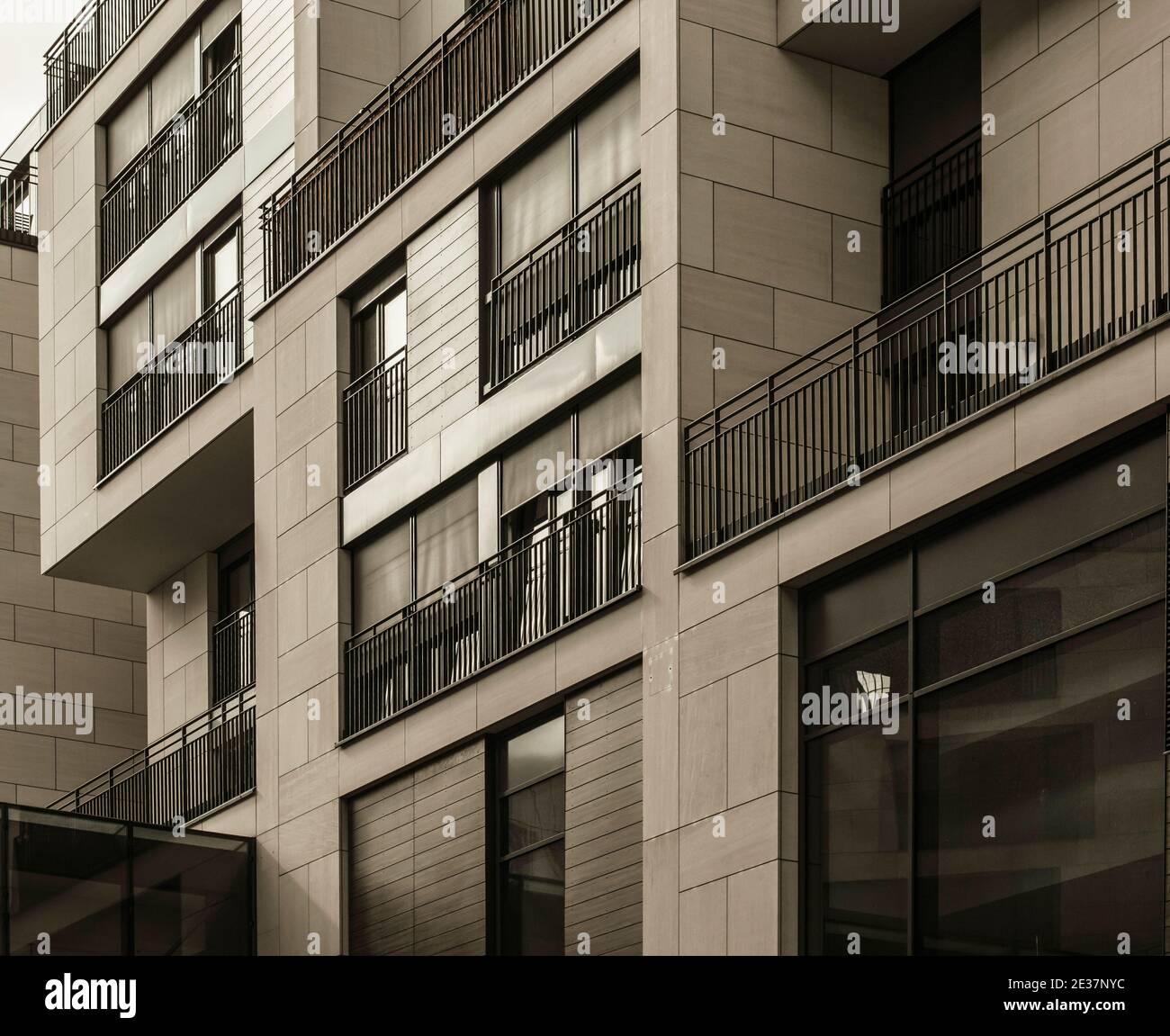 Moderno edificio commerciale di vetro e pannelli di copertura metall fotografati ad angolo superiore. Foto Stock