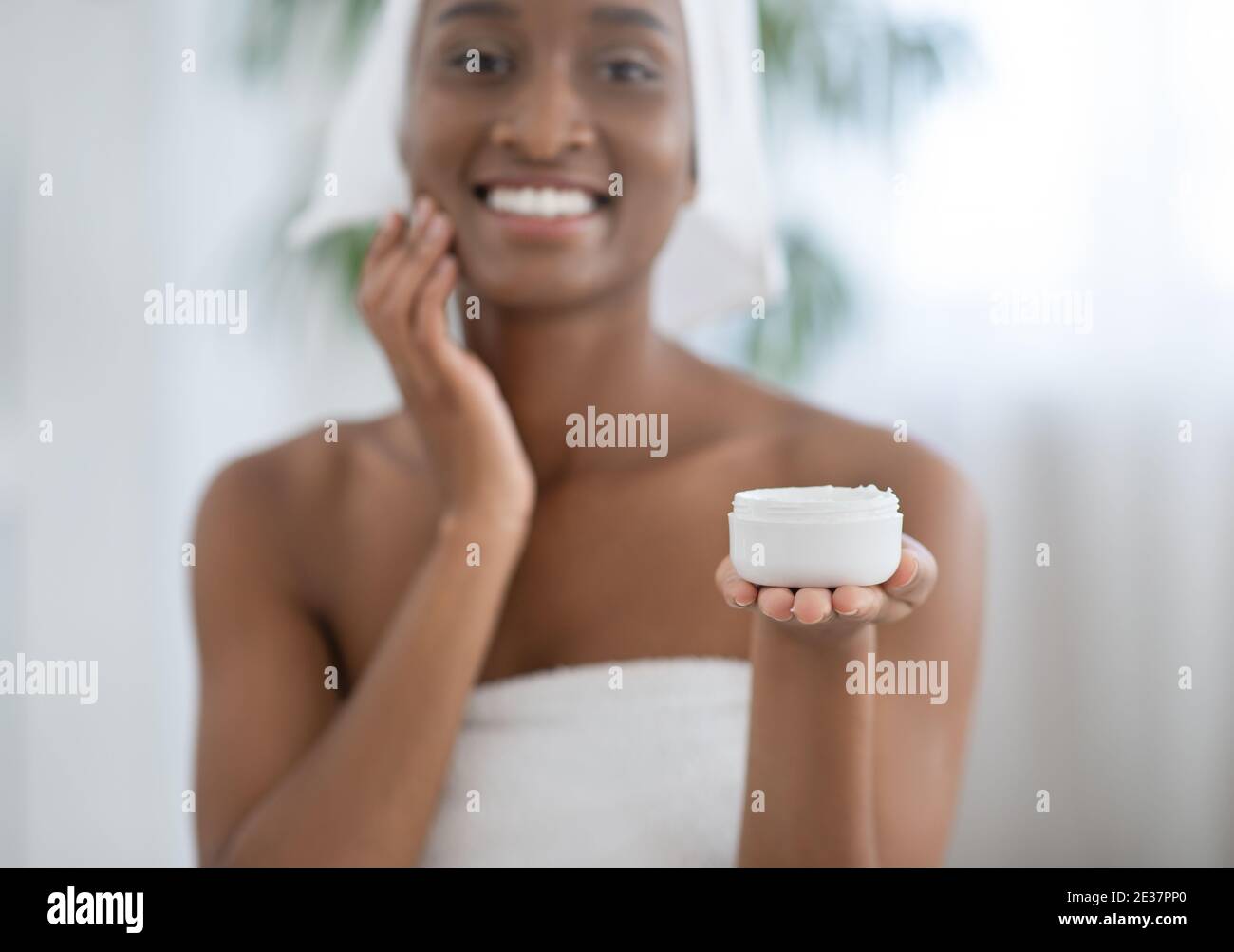 Crema idratante, lifting, nutriente da giorno, pelle morbida Foto Stock