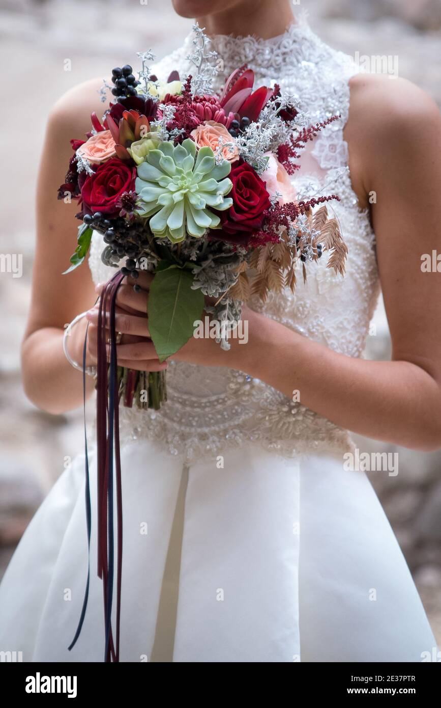 Bouquet di nozze in sposa le mani Foto Stock