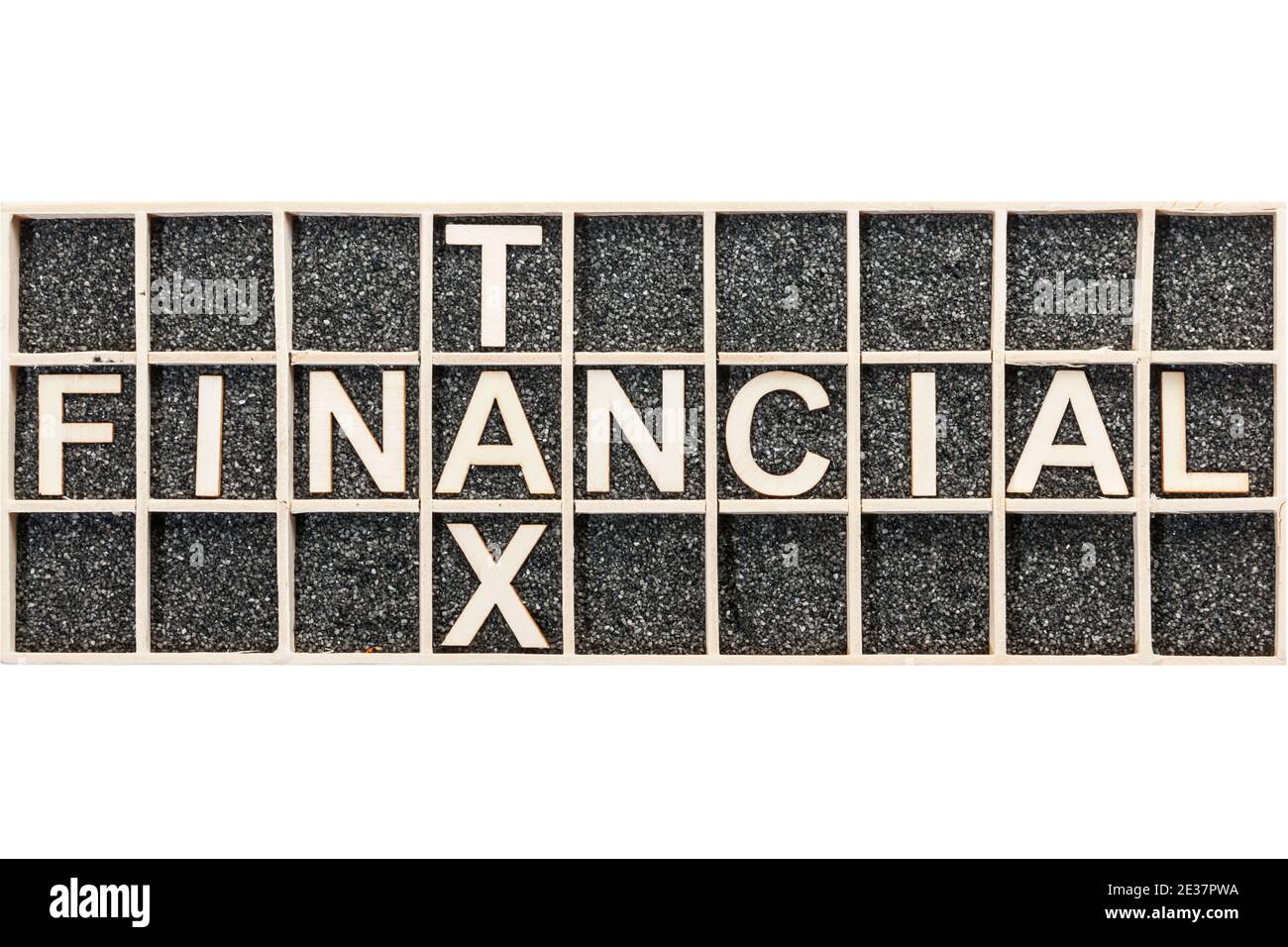 Con le lettere del compensato su sabbia di Black Deco le parole FINANZIARIO e TASSA in scatola di raccolta di legno che rappresentano nella vista superiore su sfondo bianco. Foto Stock