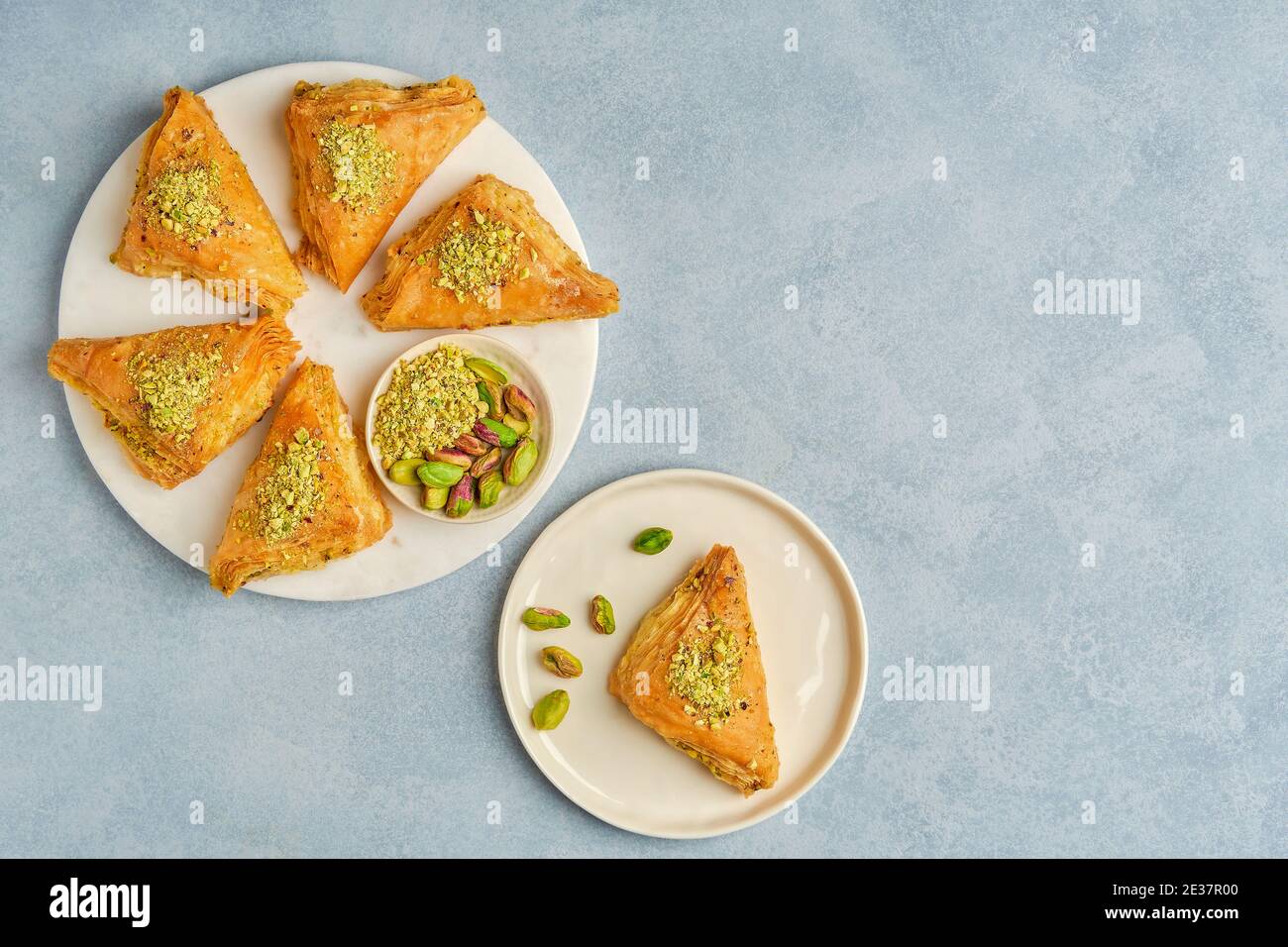 Dolci arabico dessert baklava, warbat, kunafa, kadayif con pistacchio e formaggio. Vista dall'alto, spazio di copia Foto Stock