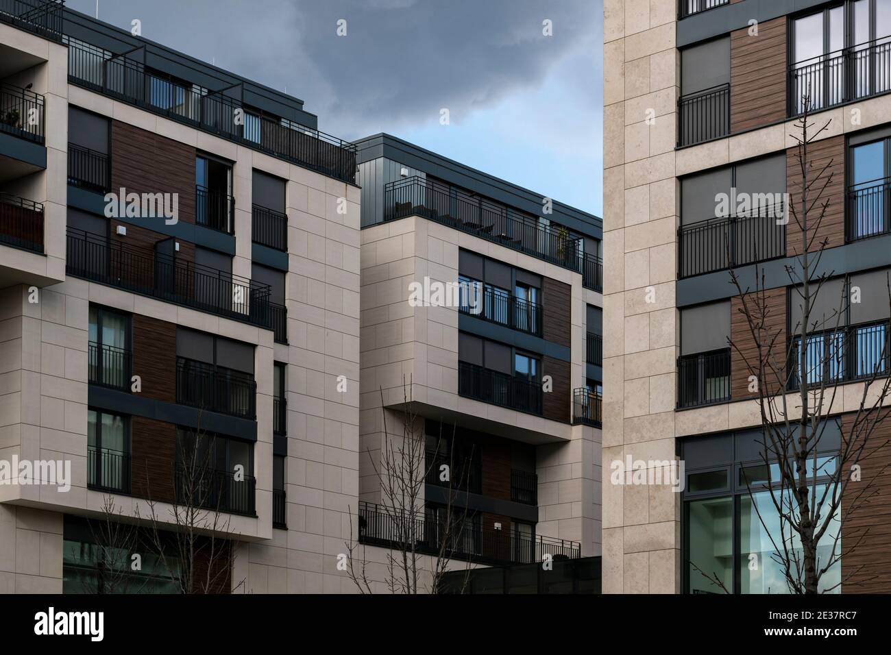 Moderno edificio commerciale di vetro e pannelli di copertura metall fotografati ad angolo superiore. Foto Stock