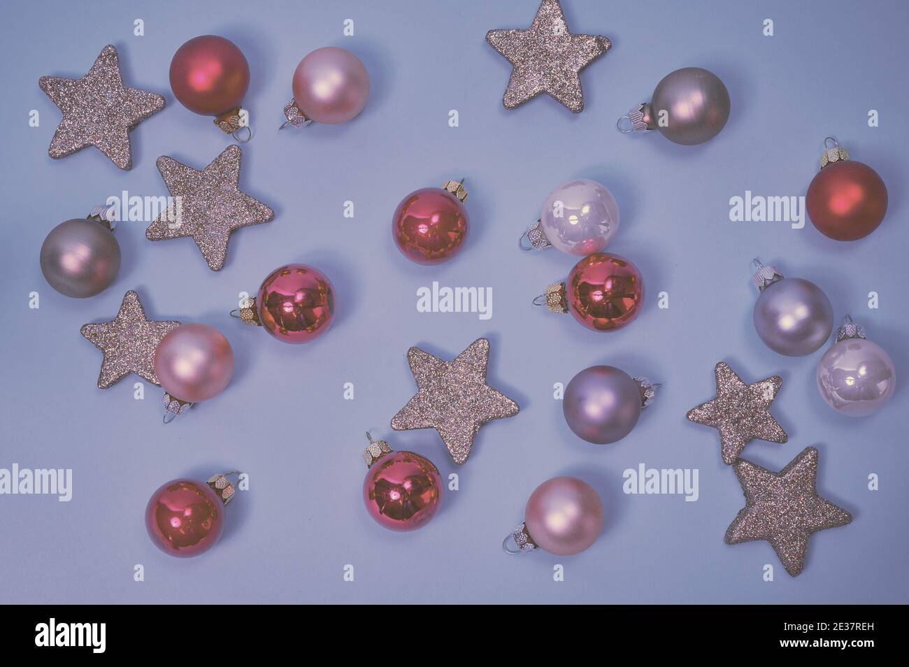 sfondo di natale con baubles di natale e stelle scintillanti su un sfondo blu Foto Stock