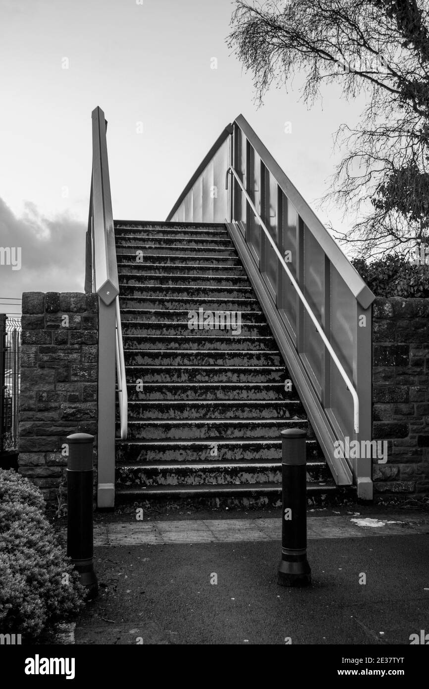 Passerella sulla linea ferroviaria Foto Stock