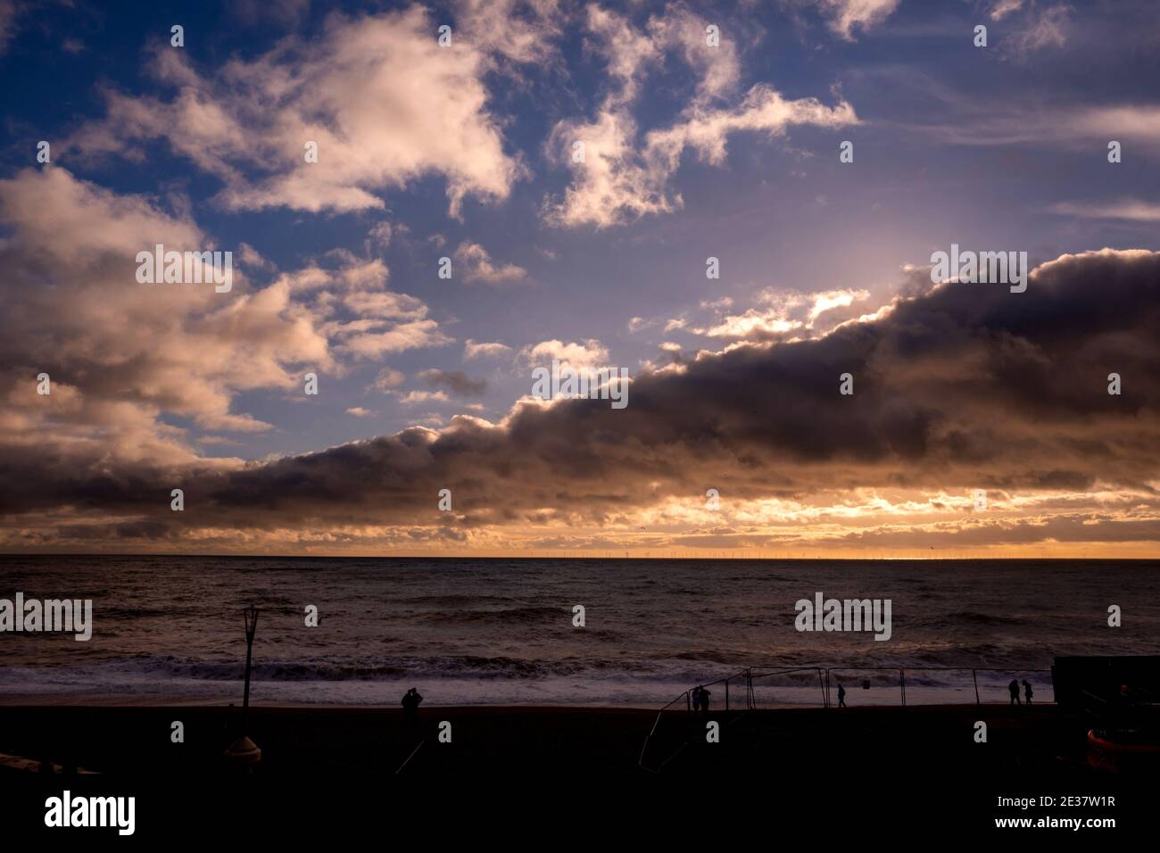 Brighton, 16 gennaio 2021: Nuvole tempesta si riuniscono sulla spiaggia di Brighton, di fronte alla Rampion Wind Farm Foto Stock