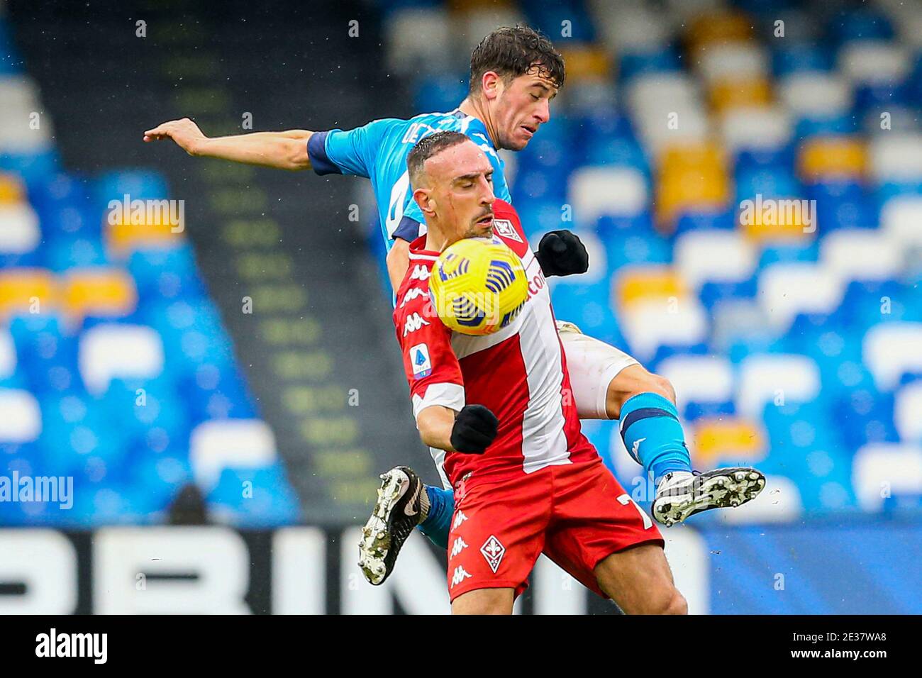 Diego Demme, centrocampista tedesco della SSC Napoli, sfida il pallone con l'attaccante francese di Fiorentina Frank Ribery durante la serie A della partita di calcio SSC Napoli contro ACF Fiorentina. Napoli ha vinto il 6-0 Foto Stock