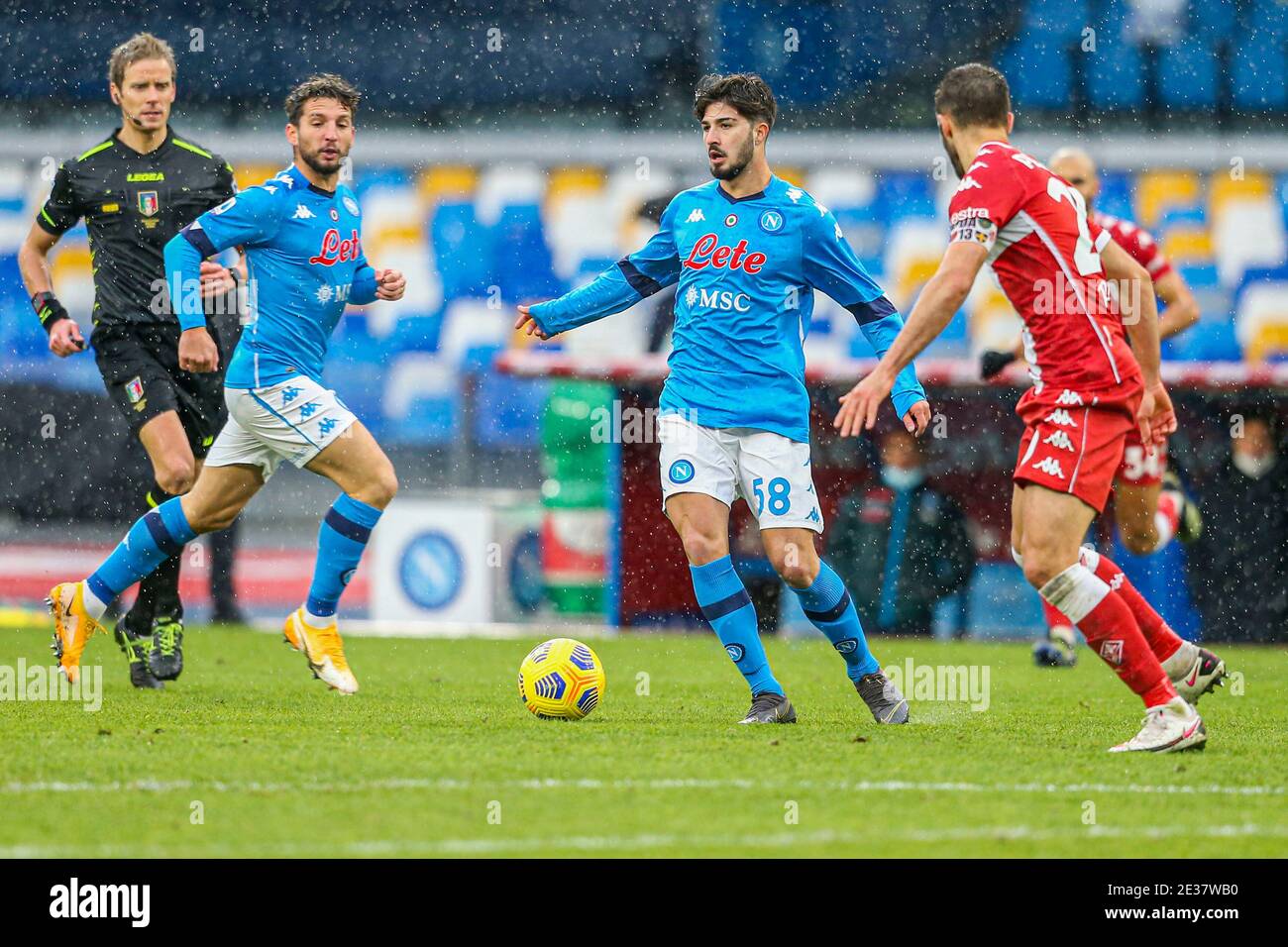 Lo attaccante italiano del SSC Napoli Antonio Cioffi controlla il pallone durante la partita di calcio della serie A SSC Napoli contro ACF Fiorentina. Napoli ha vinto il 6-0 Foto Stock