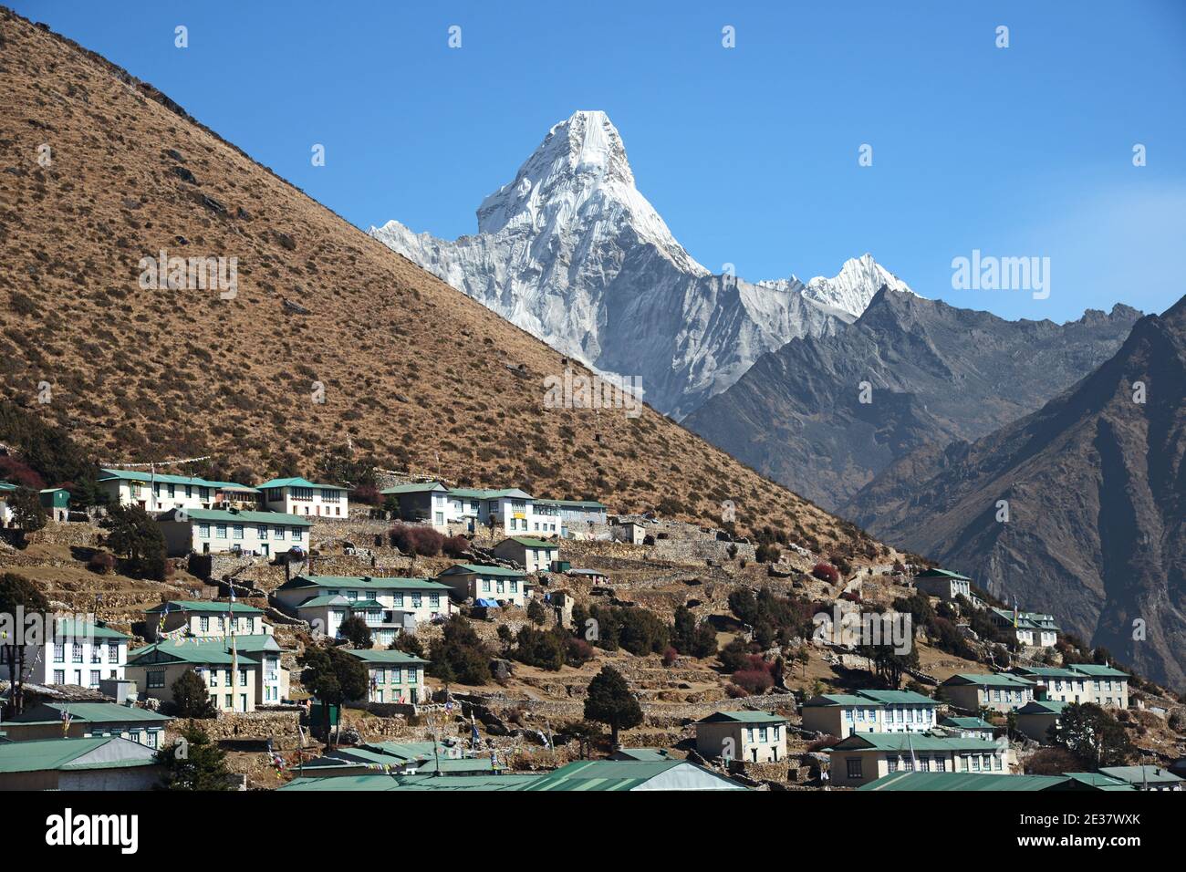 Ama Dablam si affaccia sul villaggio di Khumjung. Foto Stock