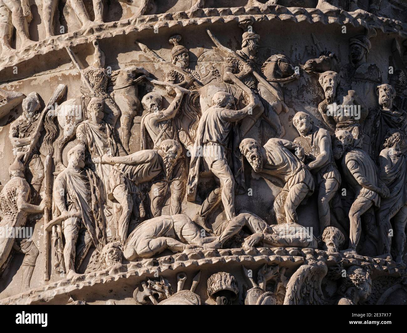 Roma. Italia. Colonna di Marcus Aurelio (193 d.C.), su Piazza colonna. Dettaglio di una scena di rilievo raffigurante una battaglia delle Guerre Marcomanniche, fine secondo sec. Foto Stock