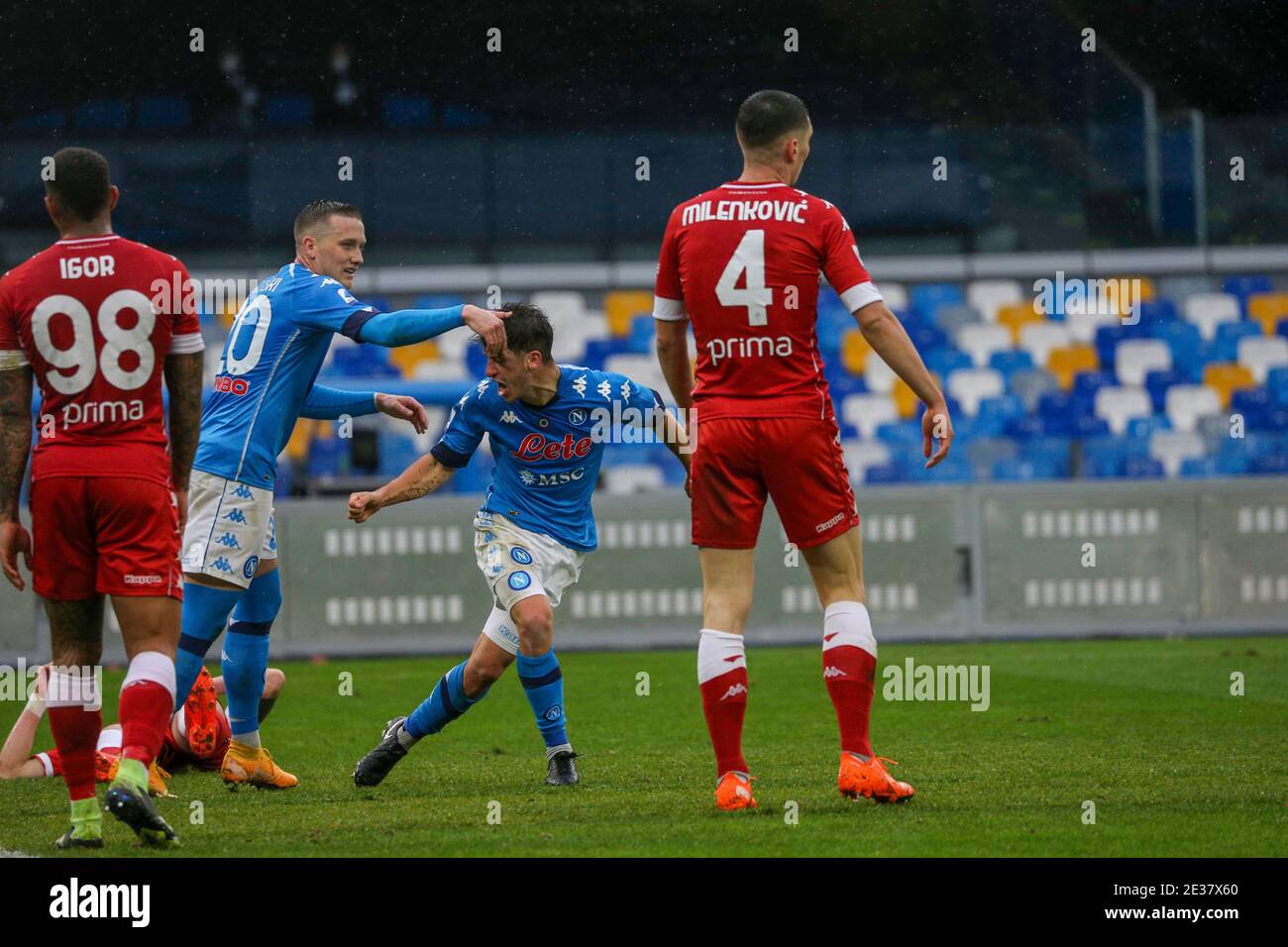 Napoli, Campania, ITALIA. 17 gennaio 2021. Diego Demme di Napoli segna il traguardo e festeggia con i compagni di squadra.durante la Serie Italiana UNA partita di calcio SSC Napoli vs AC Fiorentina il 17 gennaio 2021 allo stadio Diego Maradona di Napoli. Credit: Fabio Sasso/ZUMA Wire/Alamy Live News Foto Stock