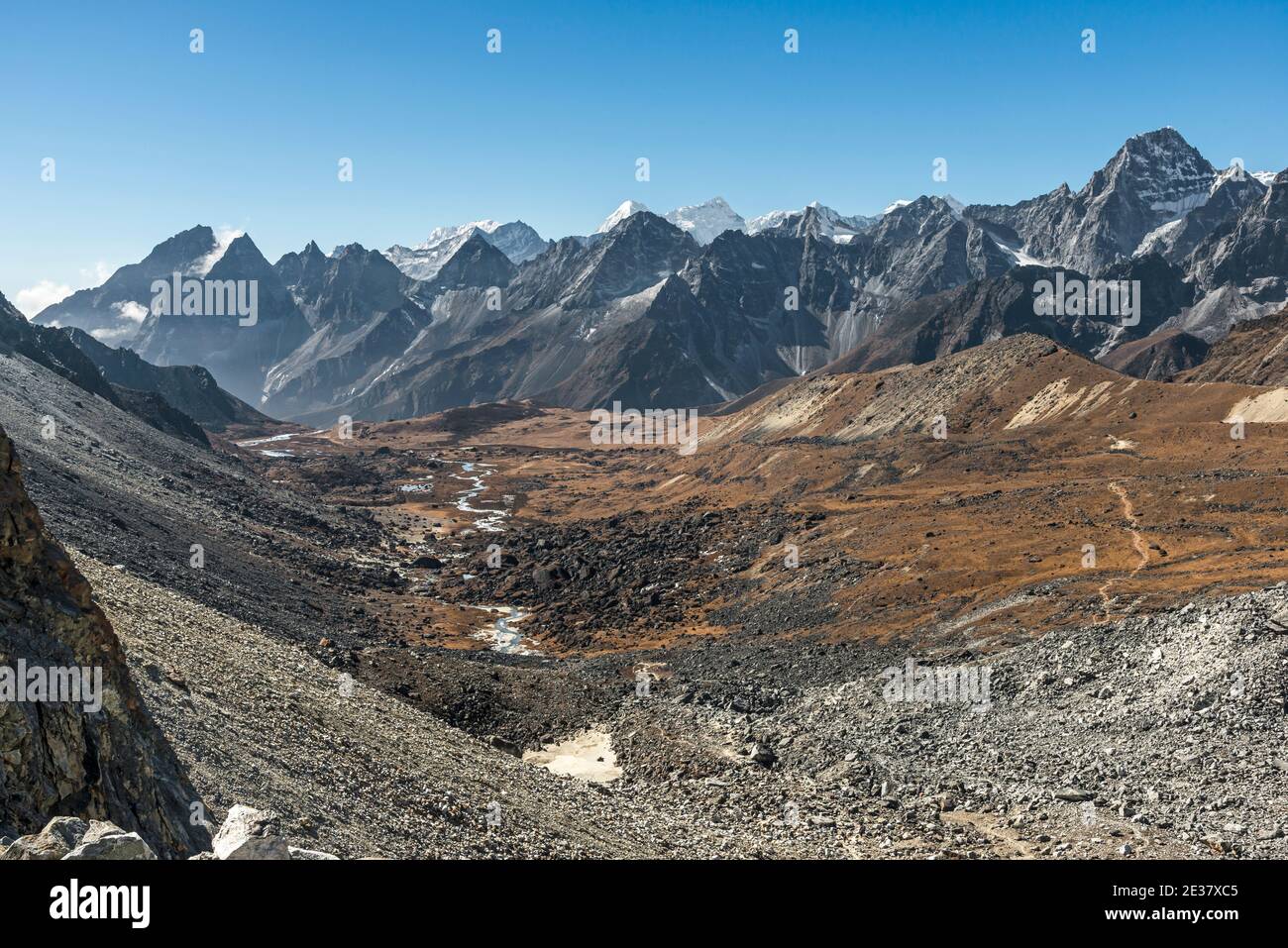 Il vasto Himalaya dalla cima del passo di Cho la. Foto Stock