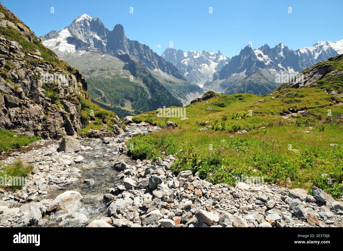 Aiguille Verte, Grandes Jorasses e Mer de Glace sulla strada che scende dal Lac Blanc sopra Chamonix. Foto Stock