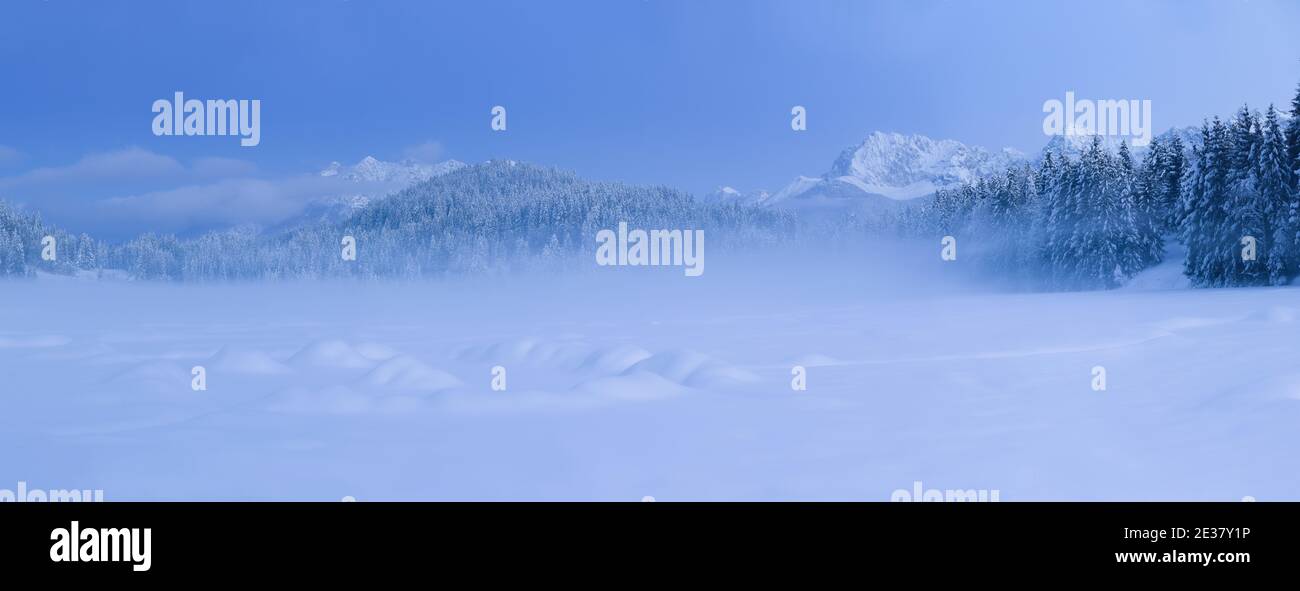 Bizzarro, quasi terreno paesaggio invernale intorno congelato coperto di nebbia terra Foto Stock