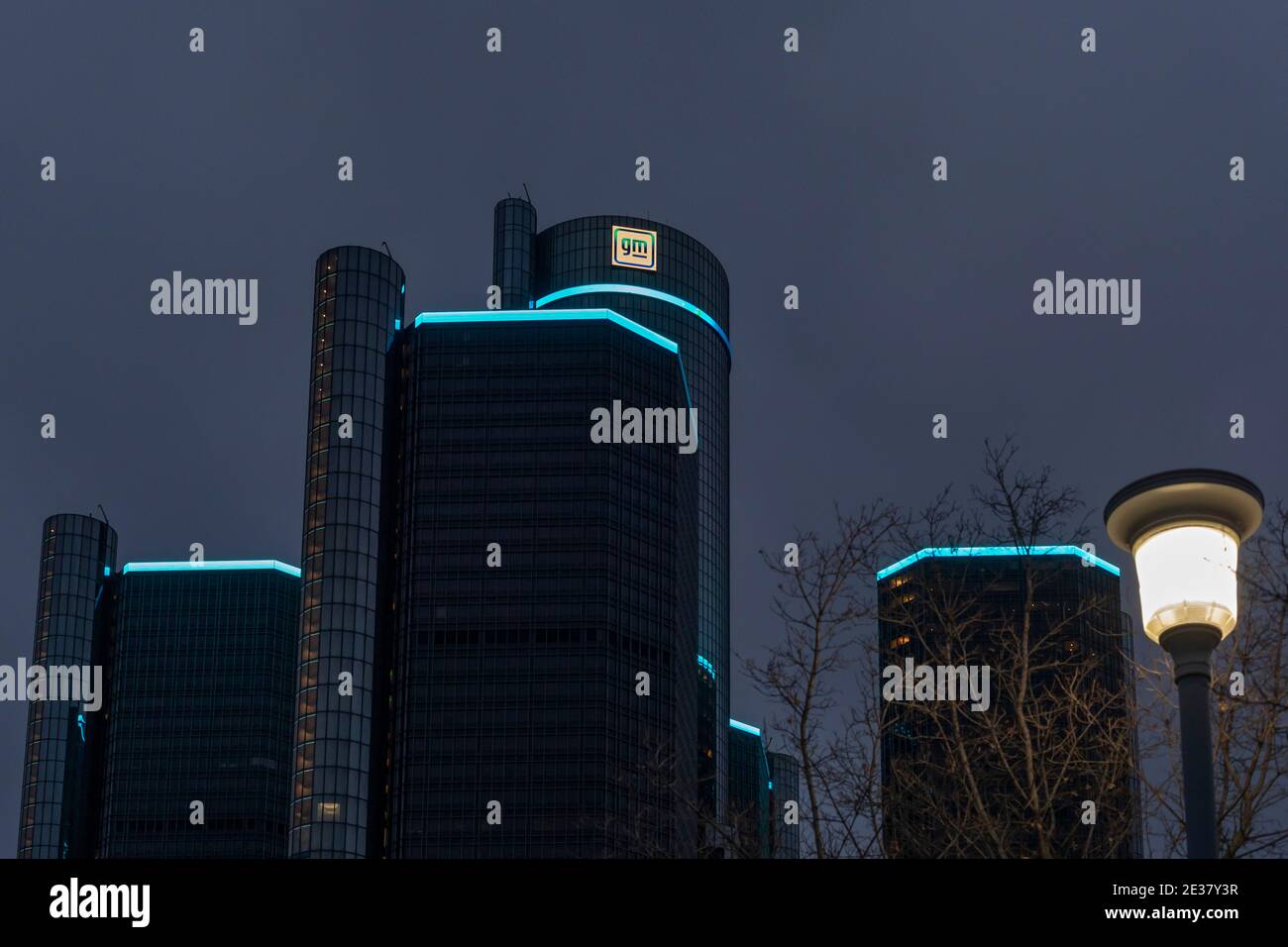 Detroit, Michigan, Stati Uniti. 16 gennaio 2021. Il nuovo logo General Motors, esposto presso la sede centrale della GM nel Renaissance Center di Detroit. L'azienda dice che il logo simboleggia il suo passaggio verso la costruzione di veicoli elettrici. Credit: Jim West/Alamy Live News Foto Stock