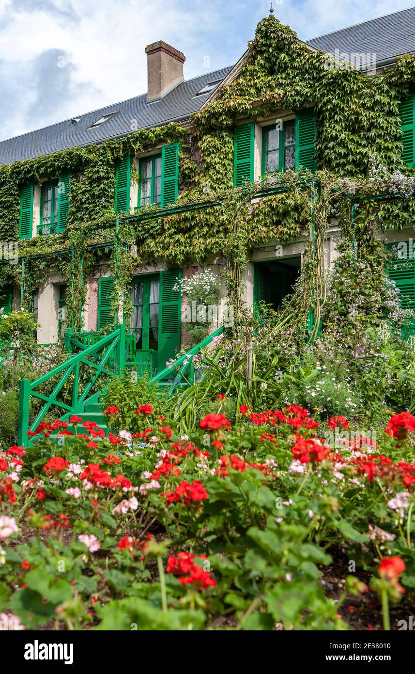 La casa del famoso pittore francese Claude Monat a Giverny è circondata da gerani e altri fiori, con la facciata coperta di edera; Francia Foto Stock