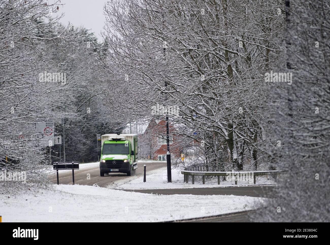 Middlesbrough, Regno Unito. Sabato 2 gennaio 2021: Un pulmino ASDA Delivery fa la sua strada attraverso la neve fitta e le condizioni di inverno a Middlesbrough. *NORMA Foto Stock