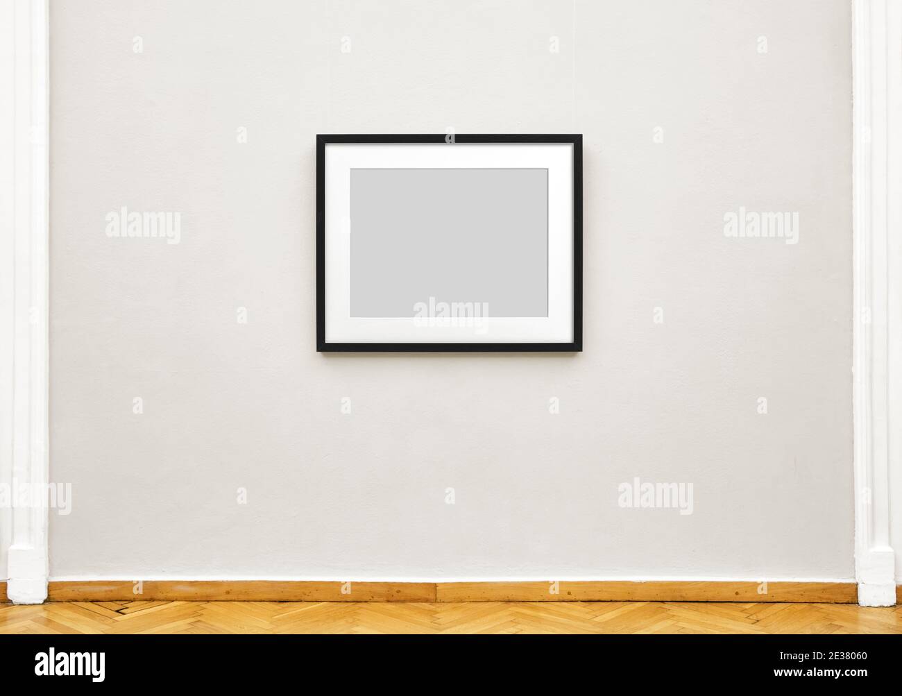 Cornice dipinta vuota nera appesa al muro della mostra, vista frontale esposizione del museo Foto Stock