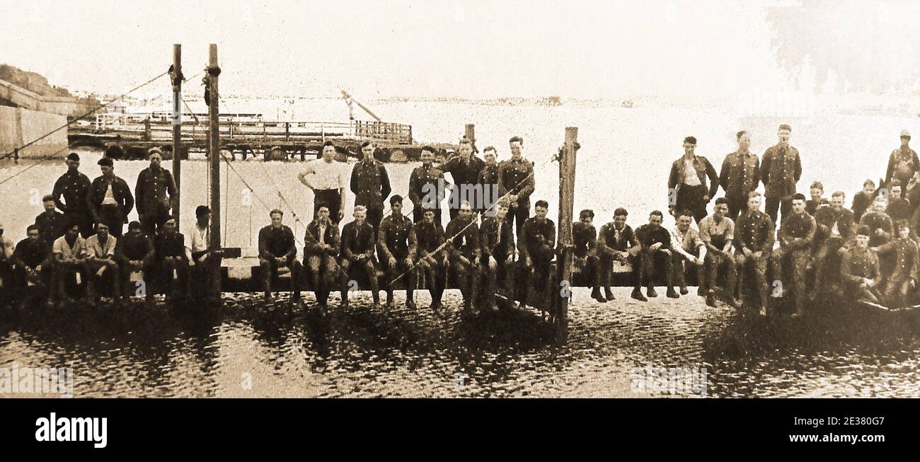 1919 - Esercito britannico di occupazione in Germania . Un gruppo di ingegneri reali è visto su uno dei ponti che hanno appena completato Foto Stock
