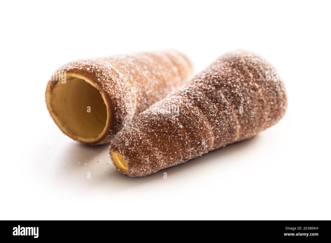 Trdelnik ceco con cannella e vaniglia isolati su sfondo bianco Foto Stock